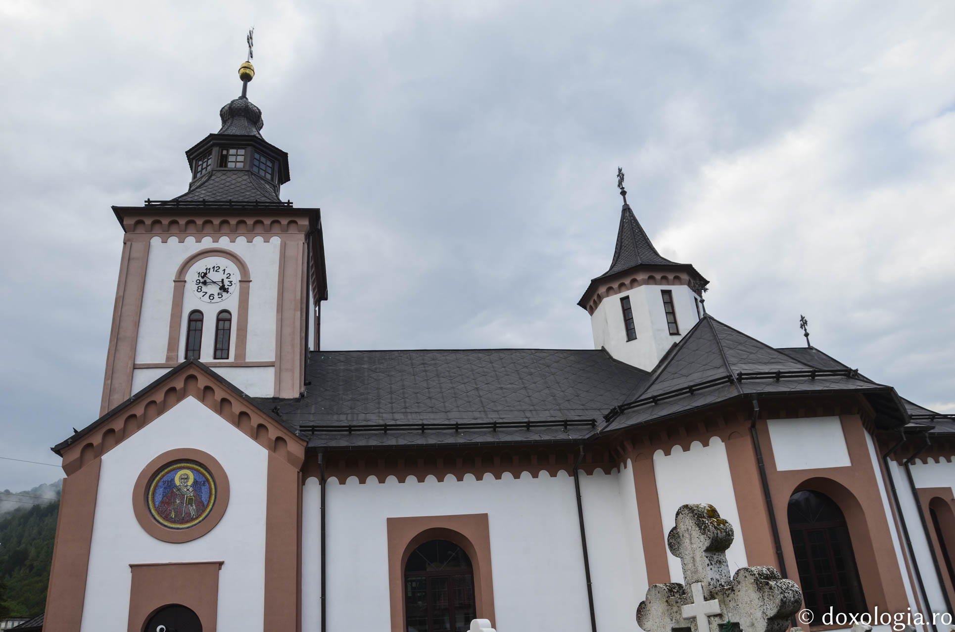 (Foto) Biserica „Sfântul Nicolae” din Moeciu de Jos