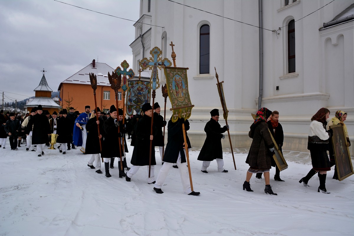 Foto: Constantin Ciofu Enoriaşii din Pojorâta au înfruntat gerul Bobotezei