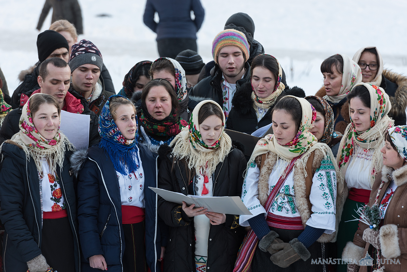 200 de tineri au participat la Tabăra de iarnă de la Mănăstirea Putna