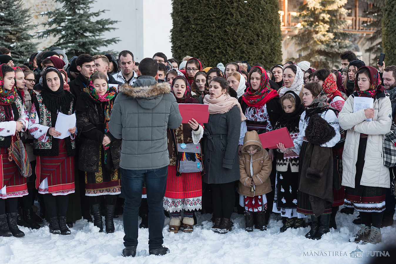 200 de tineri au participat la Tabăra de iarnă de la Mănăstirea Putna