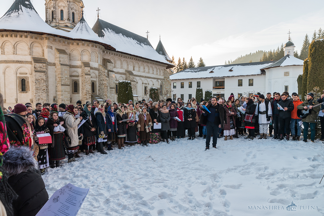 200 de tineri au participat la Tabăra de iarnă de la Mănăstirea Putna