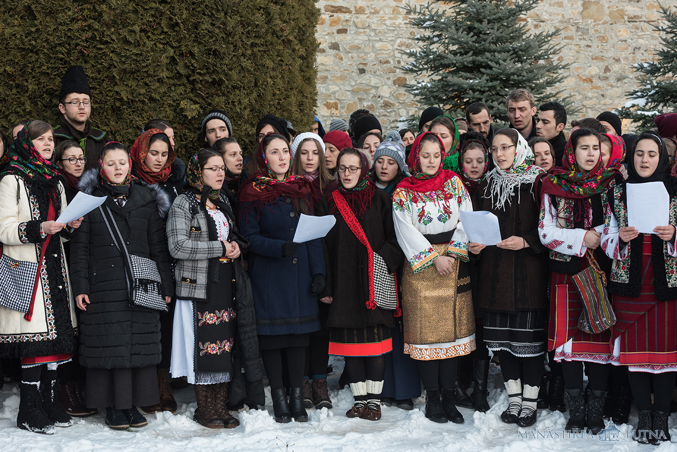 200 de tineri au participat la Tabăra de iarnă de la Mănăstirea Putna