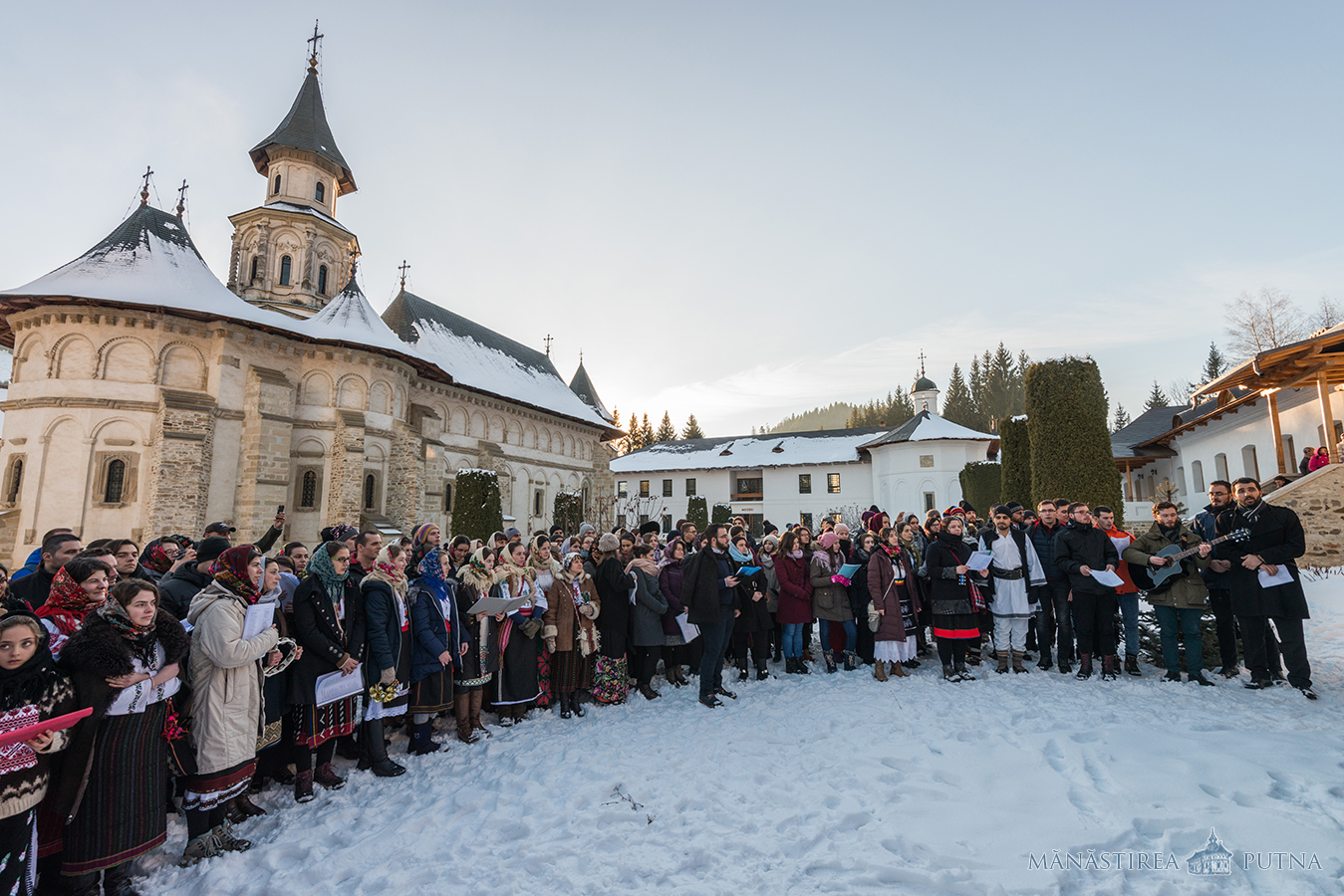 200 de tineri au participat la Tabăra de iarnă de la Mănăstirea Putna