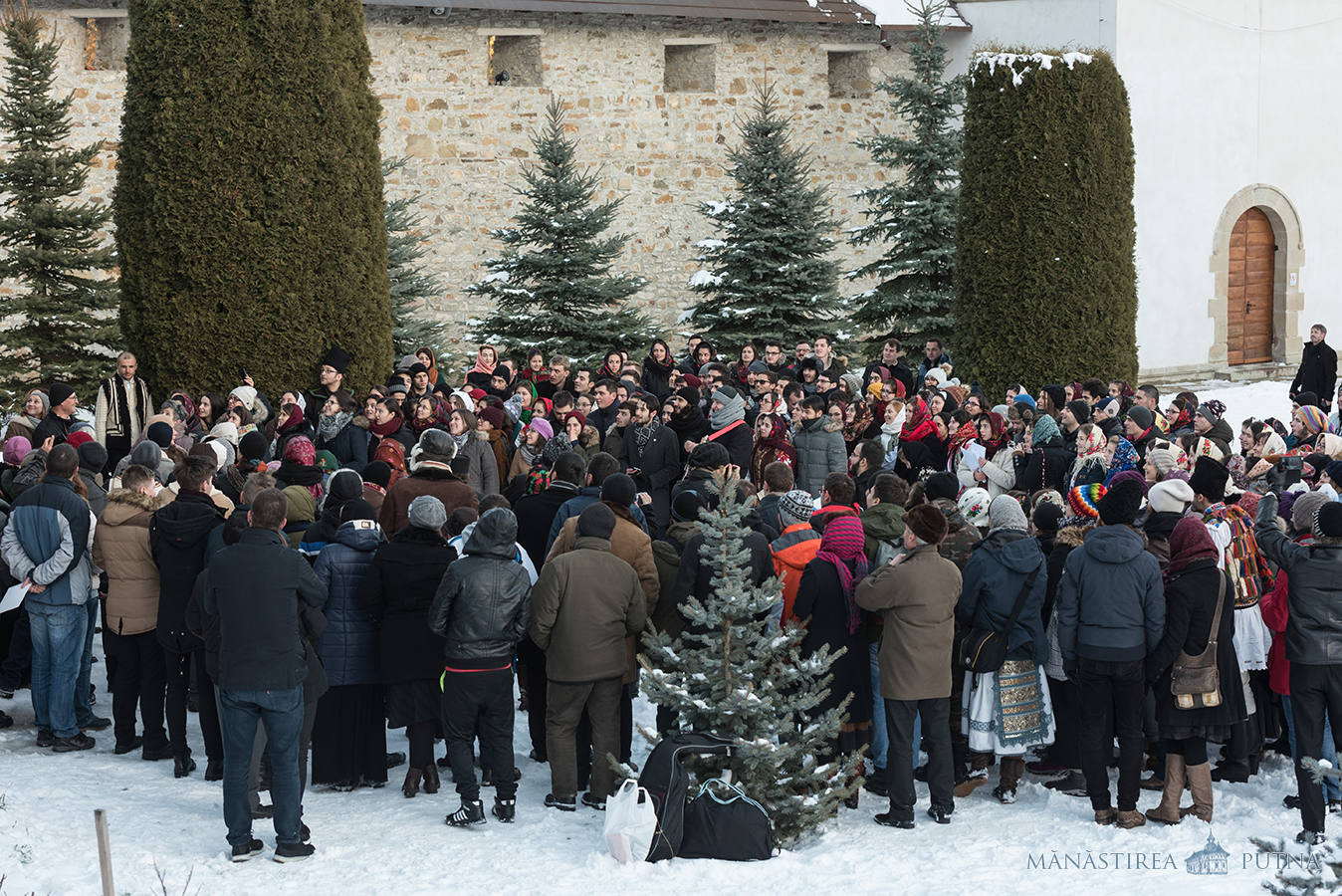 200 de tineri au participat la Tabăra de iarnă de la Mănăstirea Putna