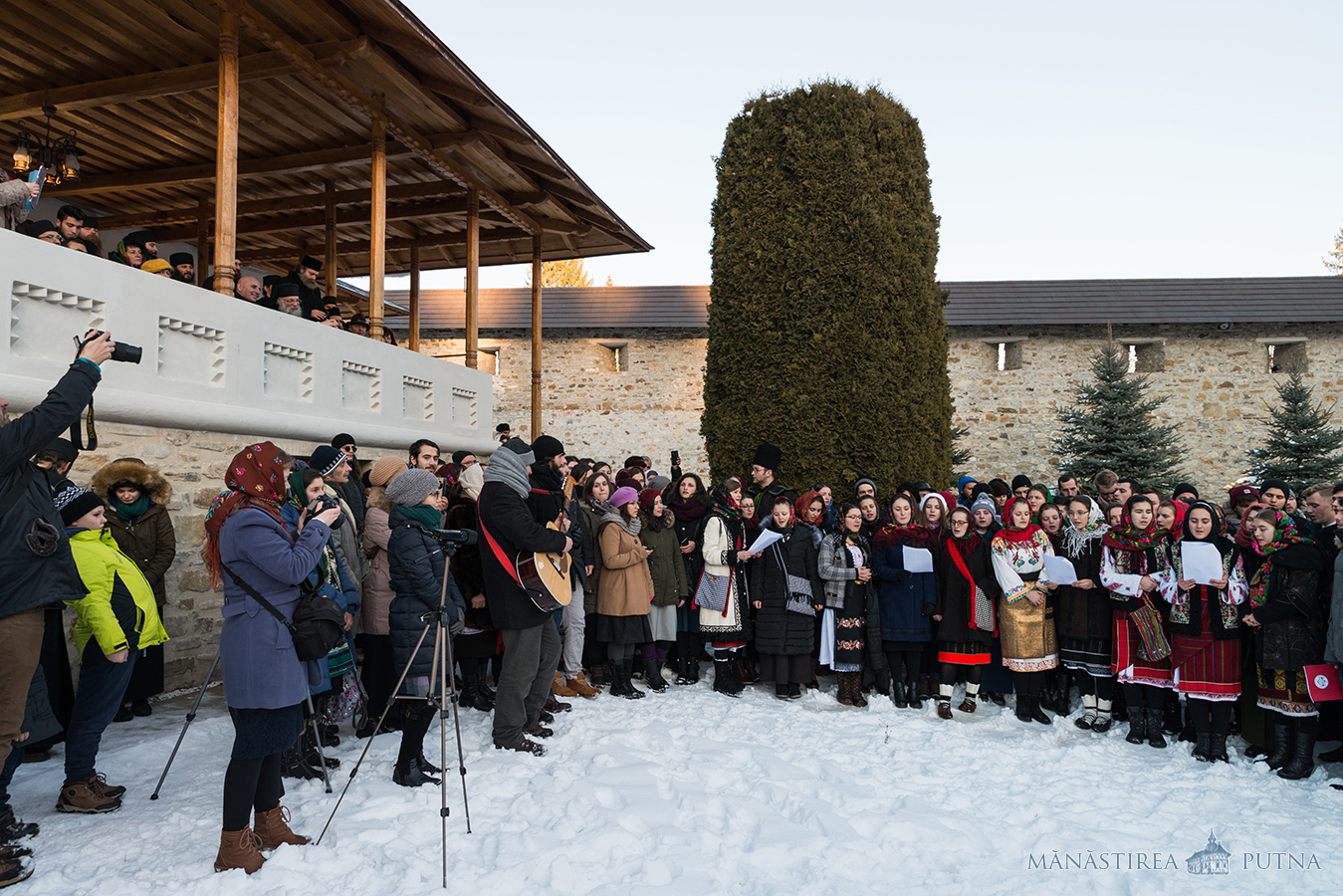 200 de tineri au participat la Tabăra de iarnă de la Mănăstirea Putna
