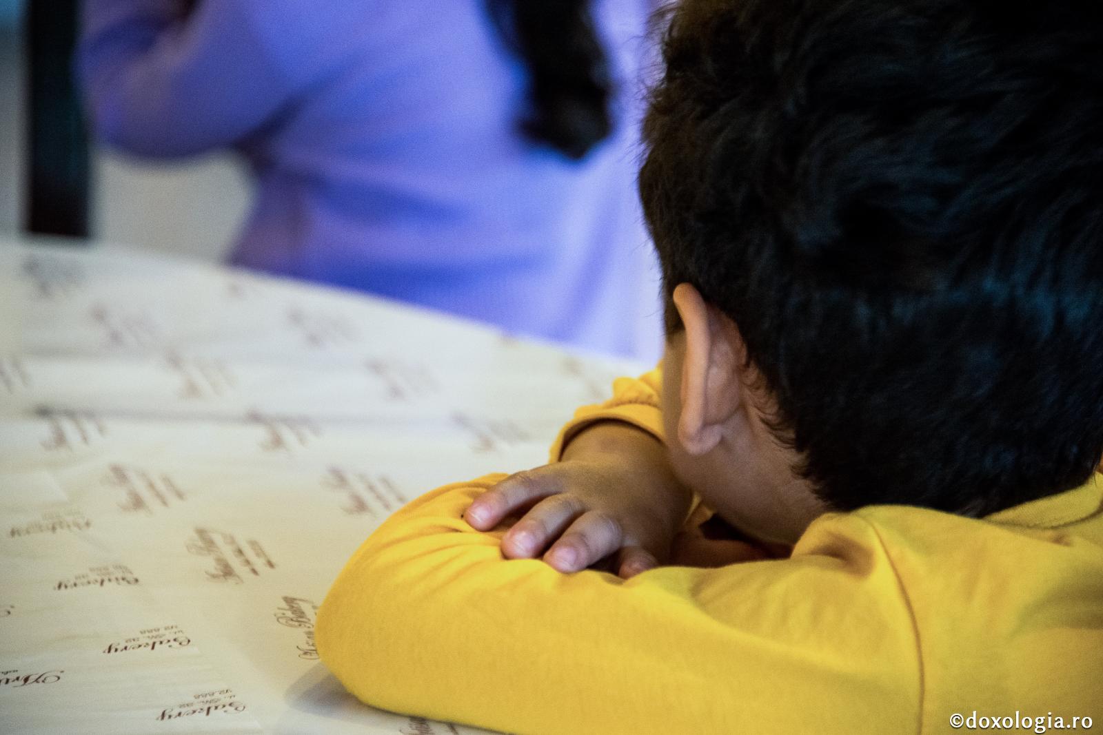 Suferința copilului nedorit de părinți / Foto: Oana Nechifor copil stând cu capul pe brațe