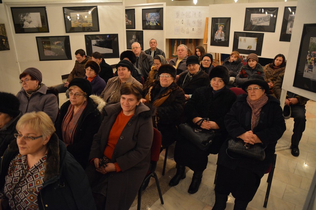 Expoziţia (în)Tineri(re), ediţia a III-a, vernisată la Iaşi