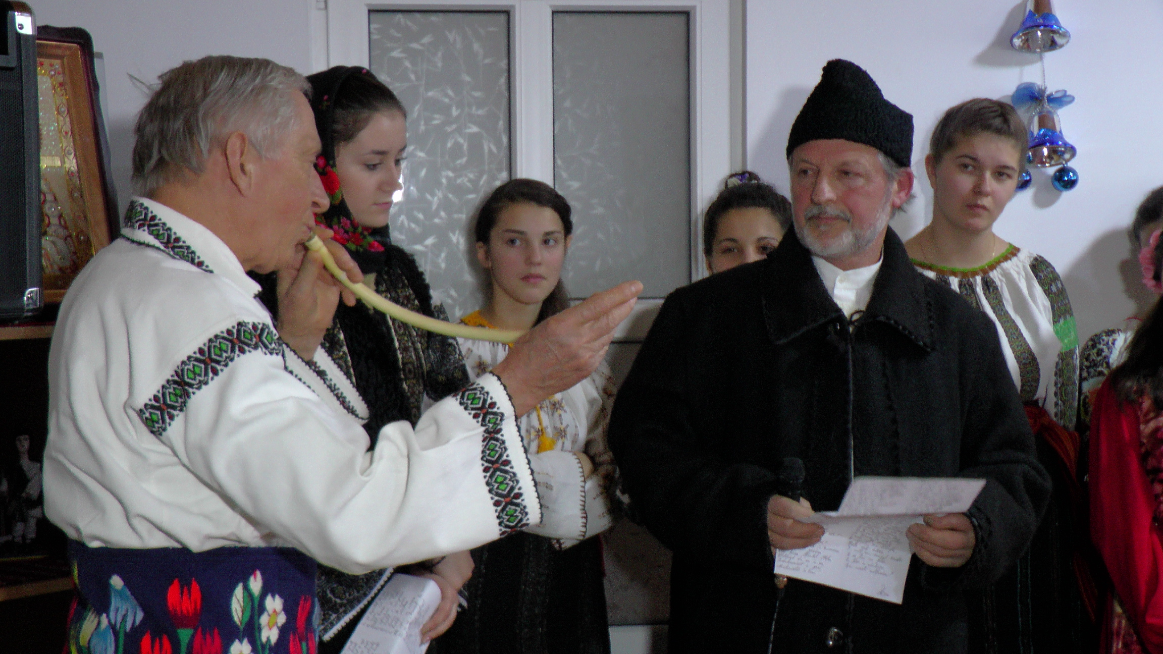 Spectacol de obiceiuri populare la Dolhasca