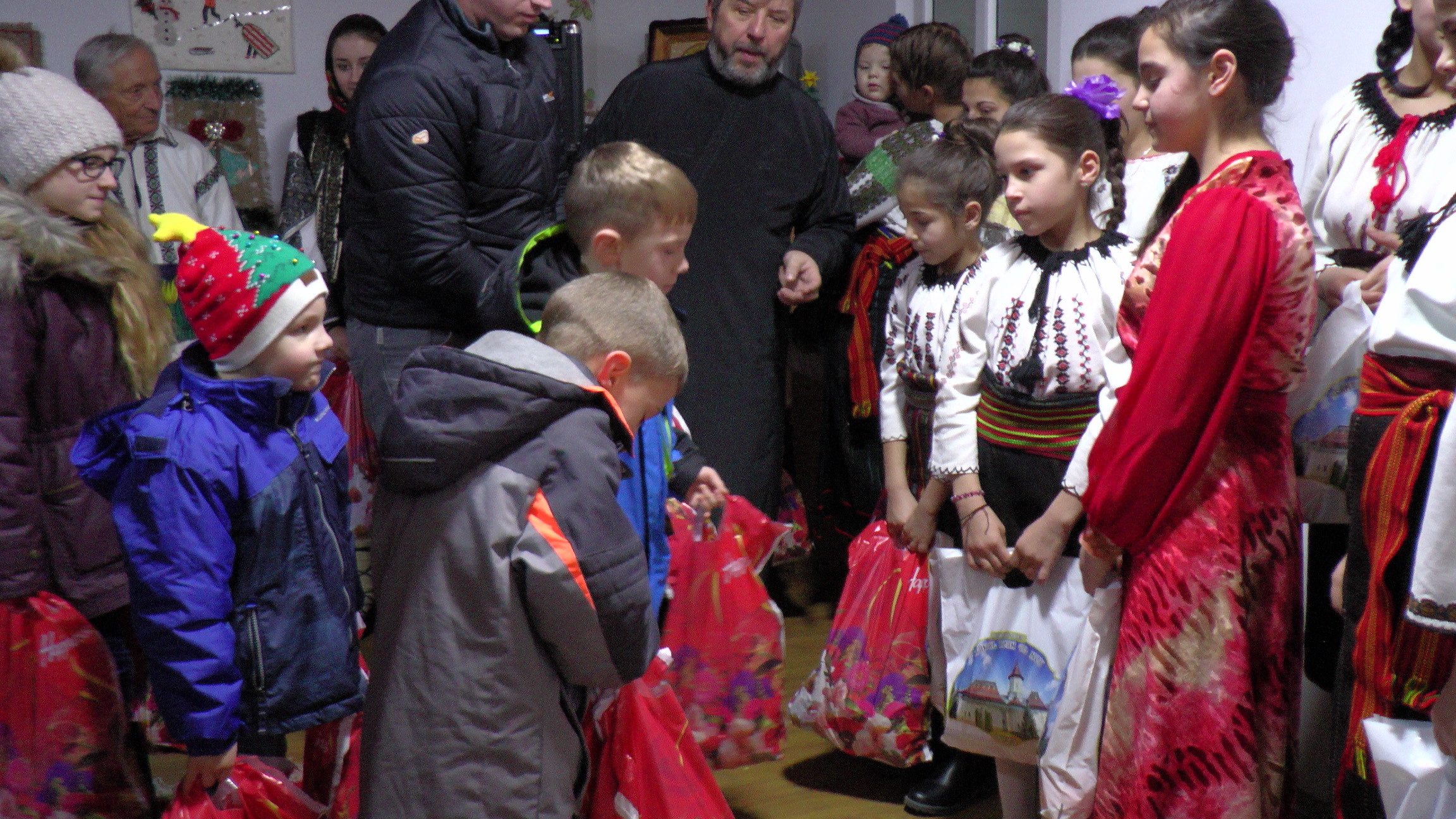 Spectacol de obiceiuri populare la Dolhasca