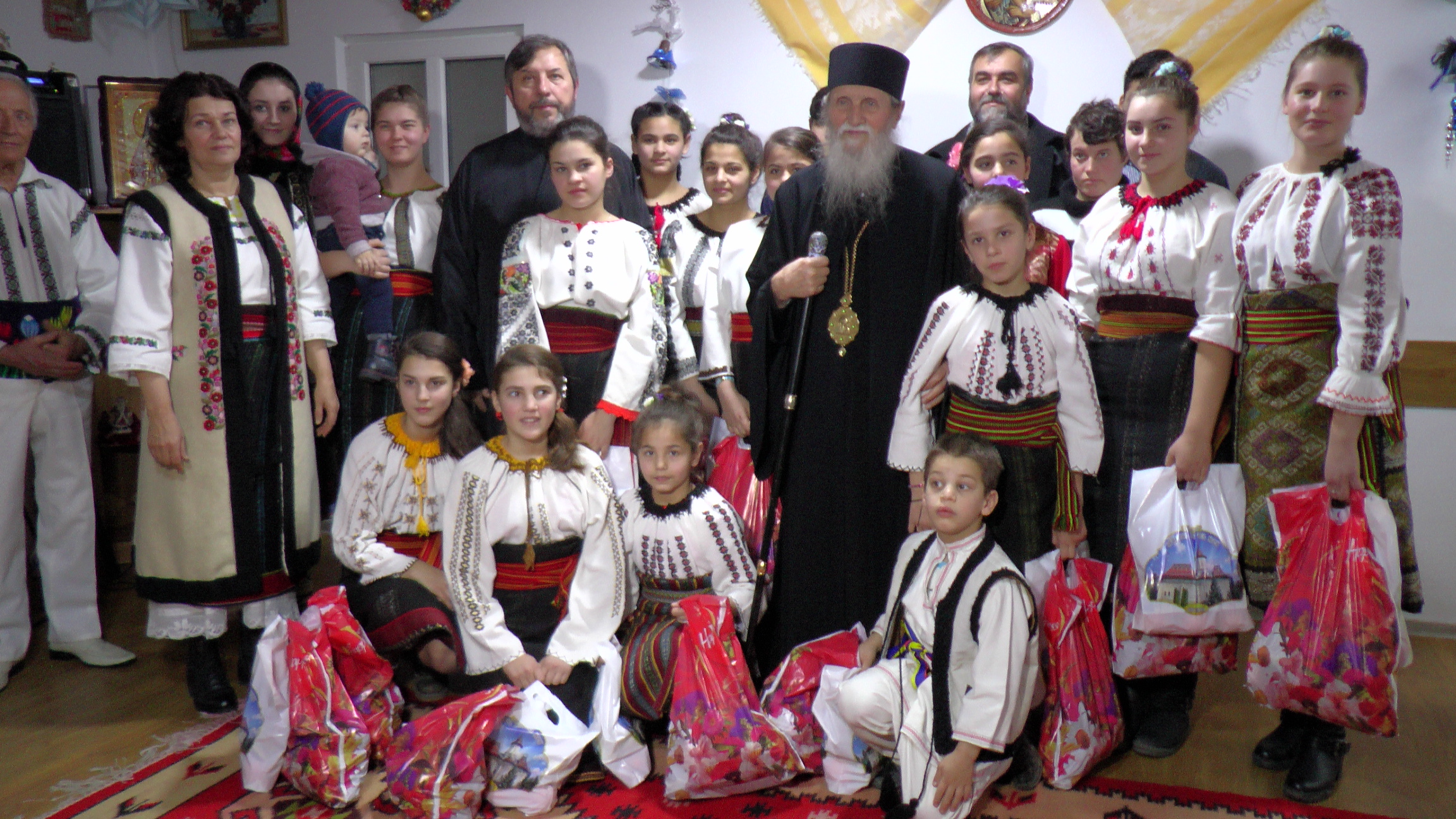 Spectacol de obiceiuri populare la Dolhasca