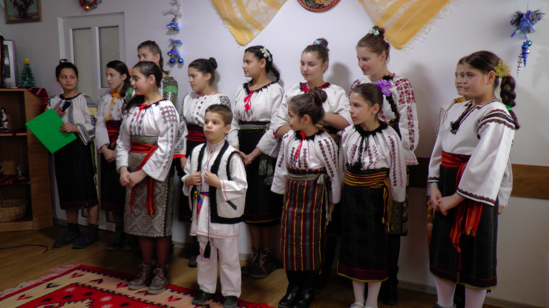 Spectacol de obiceiuri populare la Dolhasca