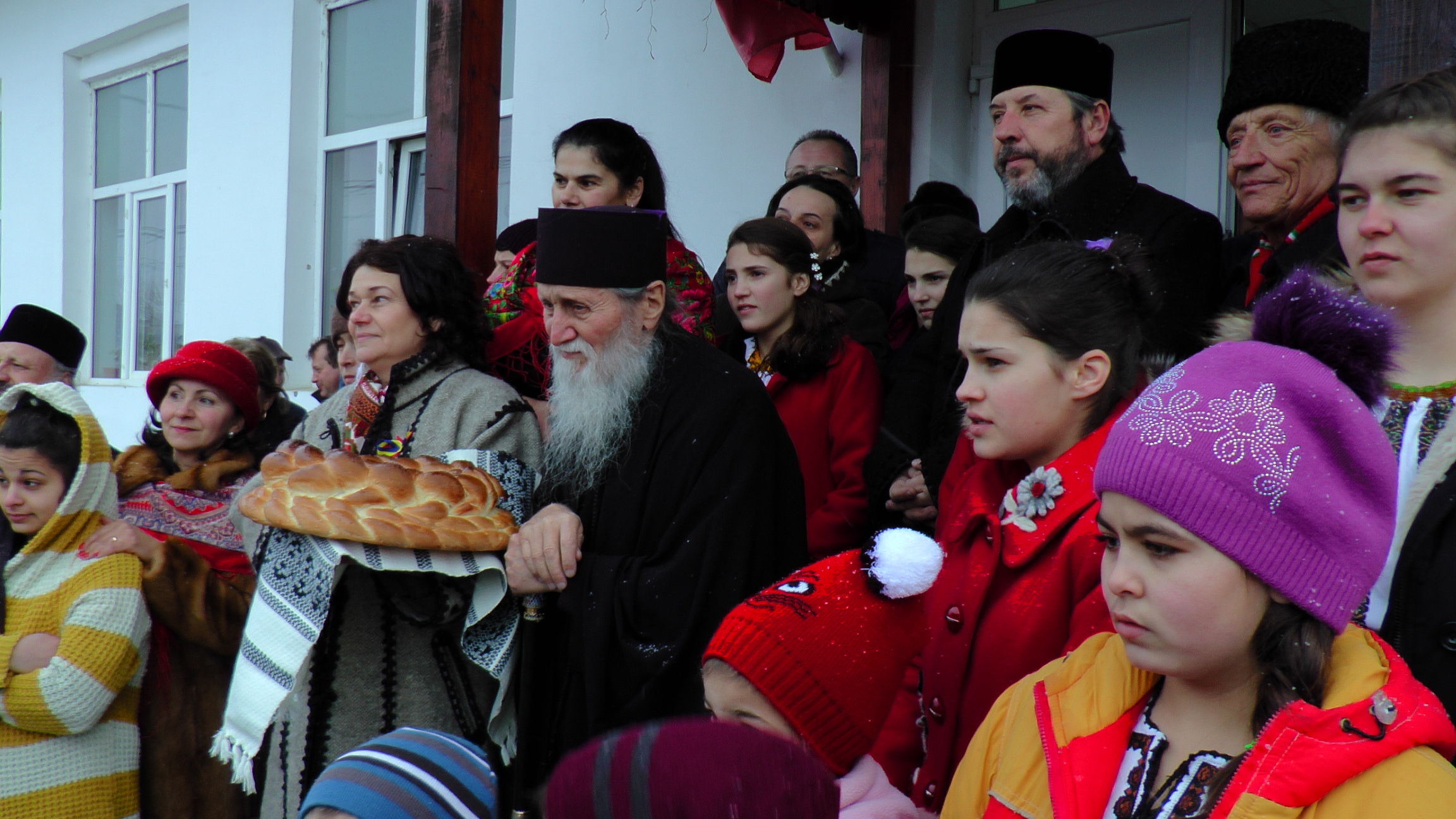 Spectacol de obiceiuri populare la Dolhasca