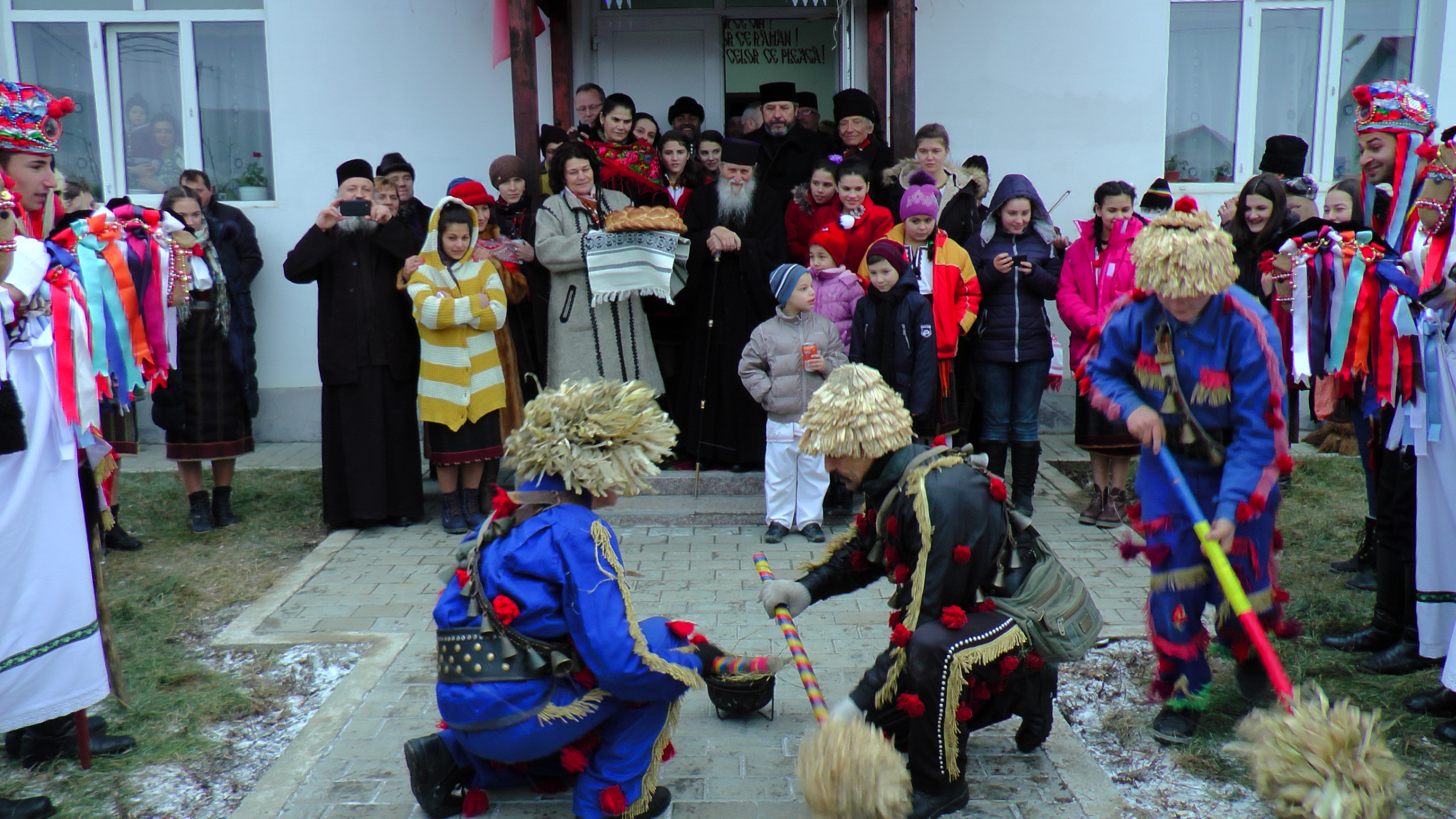 Spectacol de obiceiuri populare la Dolhasca Spectacol de obiceiuri populare la Dolhasca