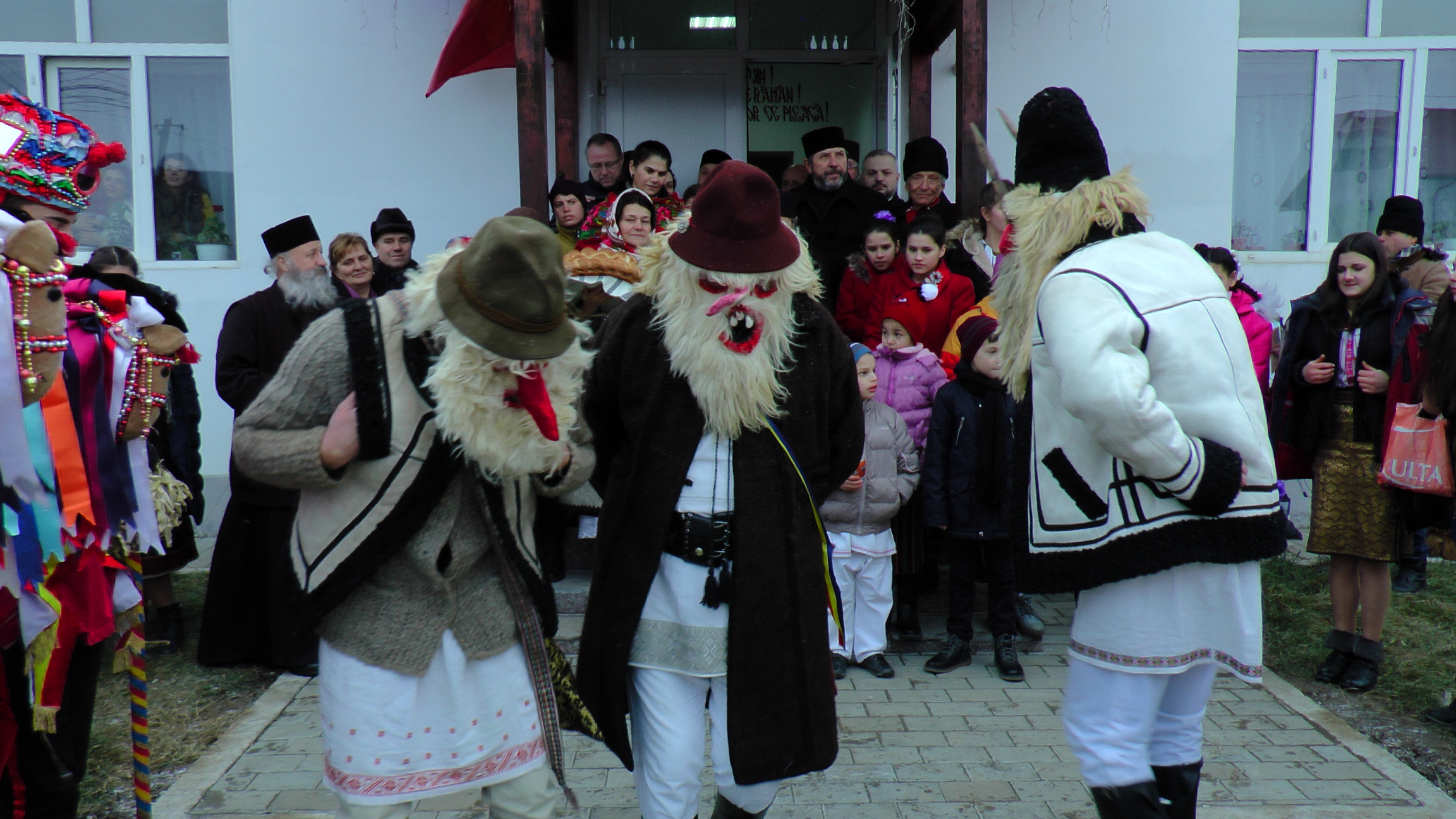 Spectacol de obiceiuri populare la Dolhasca