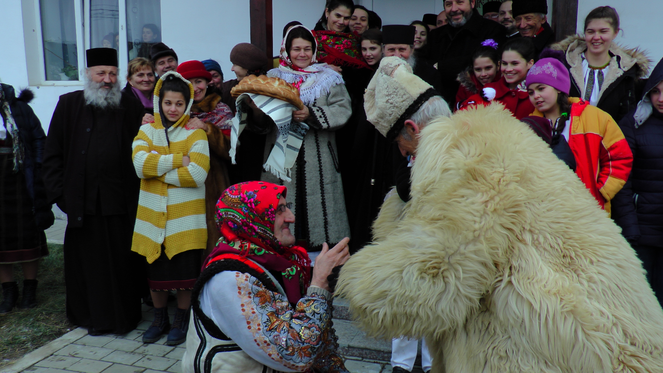 Spectacol de obiceiuri populare la Dolhasca