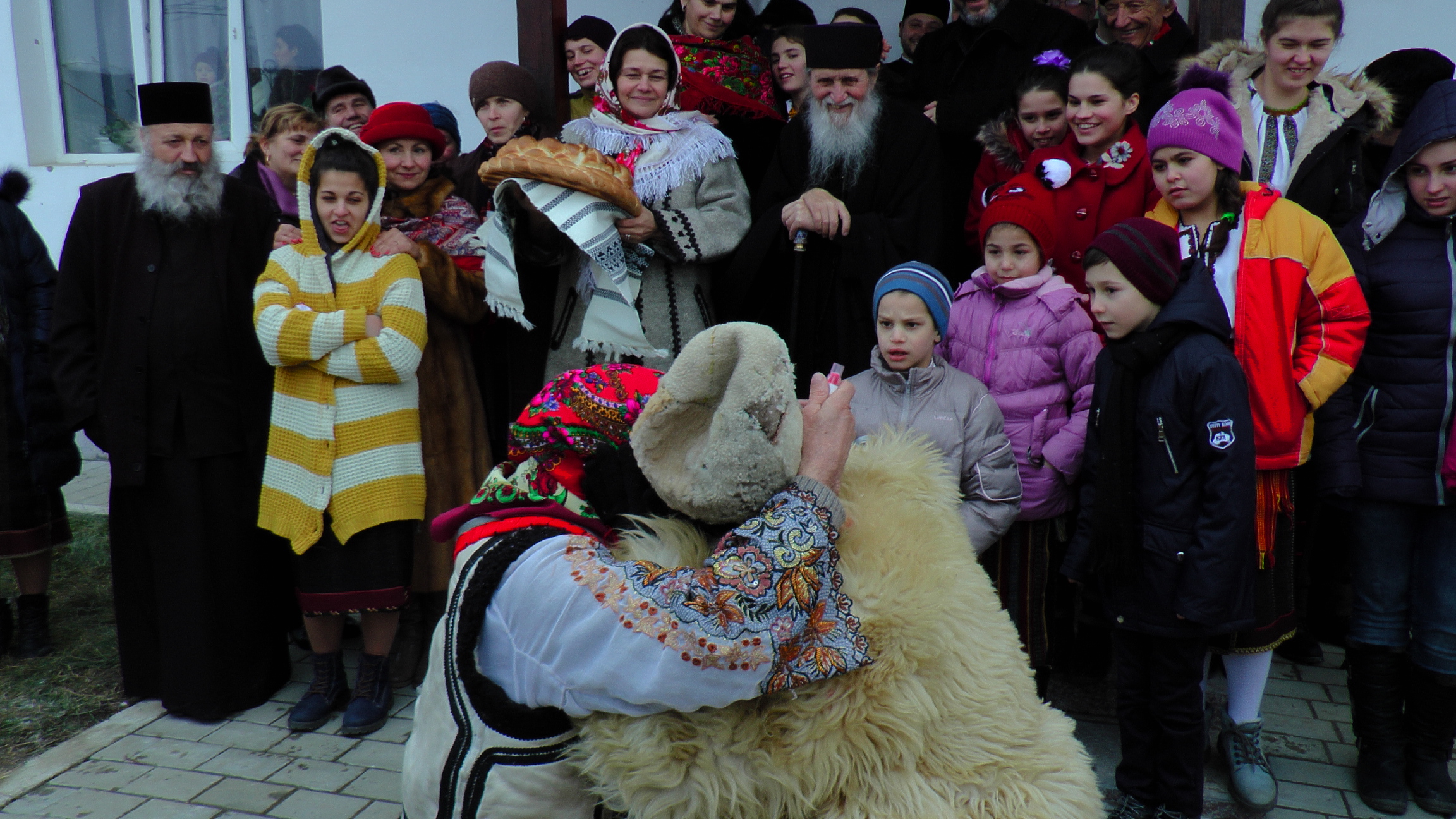 Spectacol de obiceiuri populare la Dolhasca