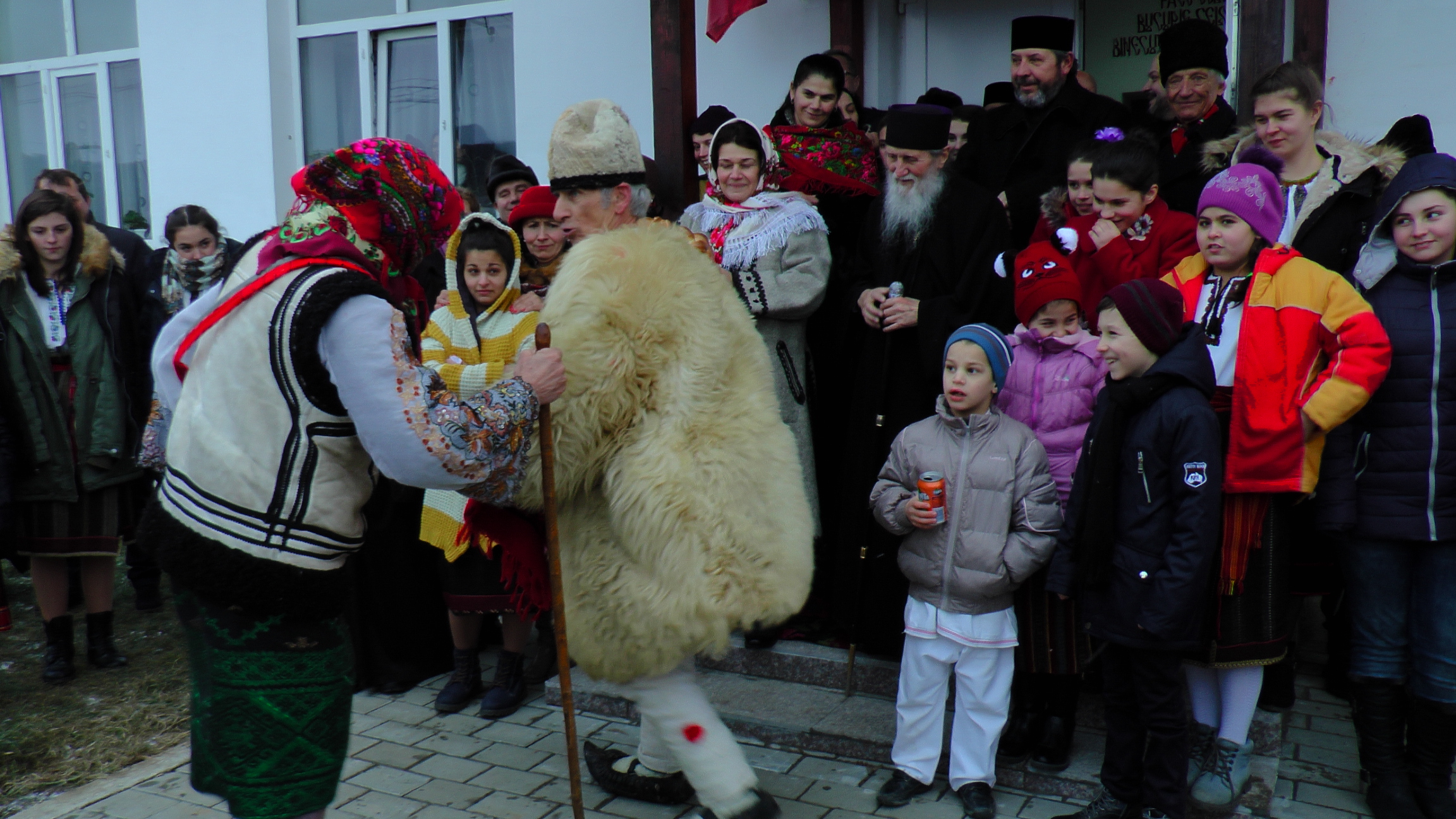 Spectacol de obiceiuri populare la Dolhasca