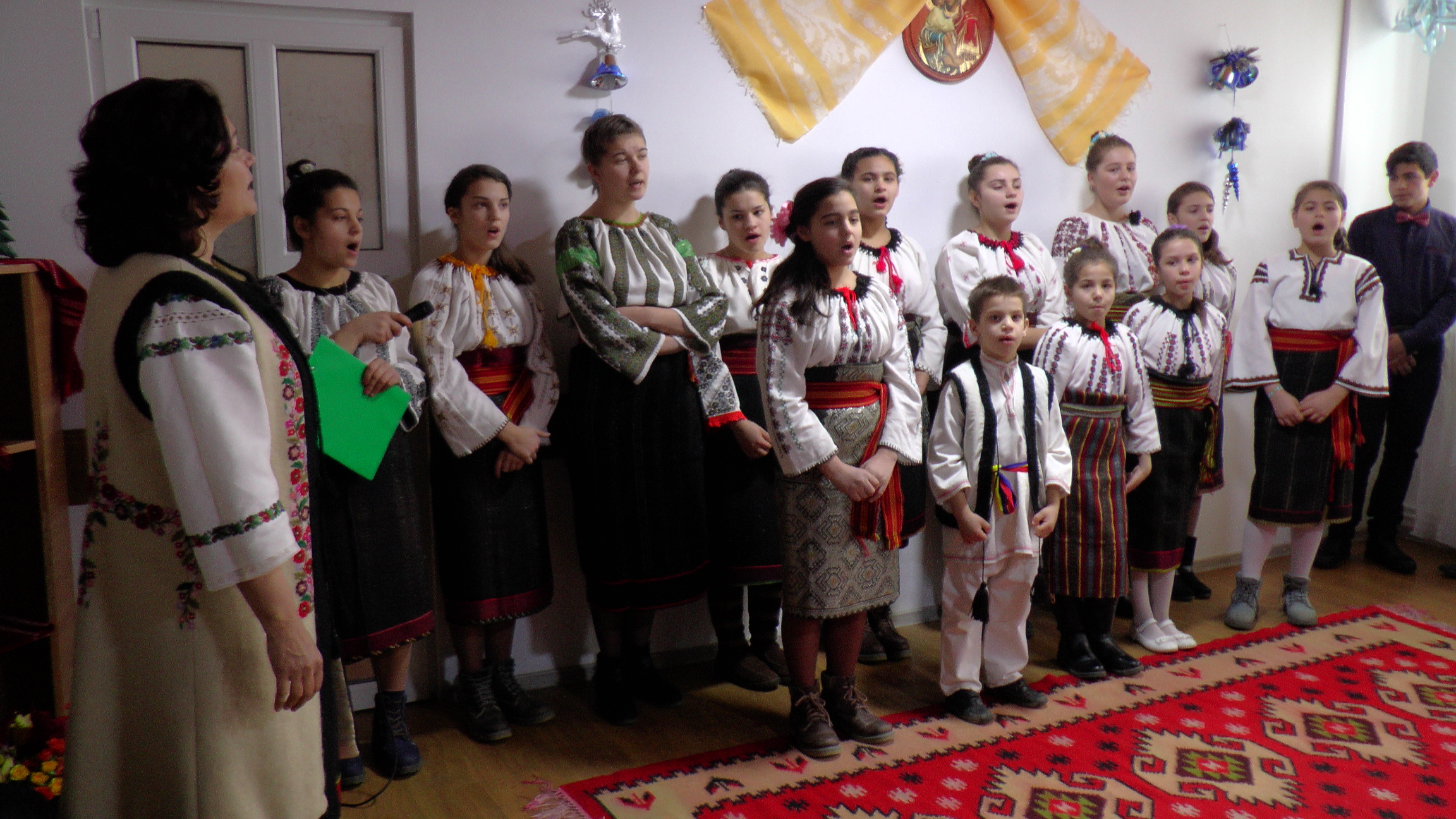 Spectacol de obiceiuri populare la Dolhasca