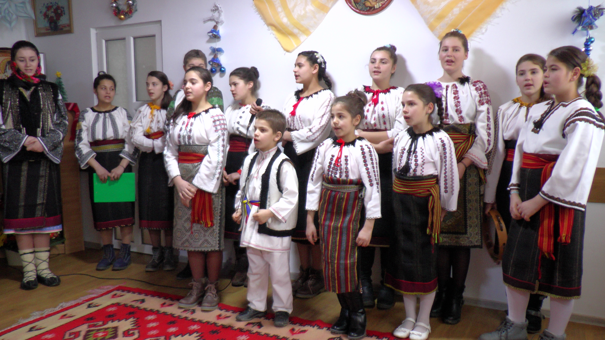 Spectacol de obiceiuri populare la Dolhasca