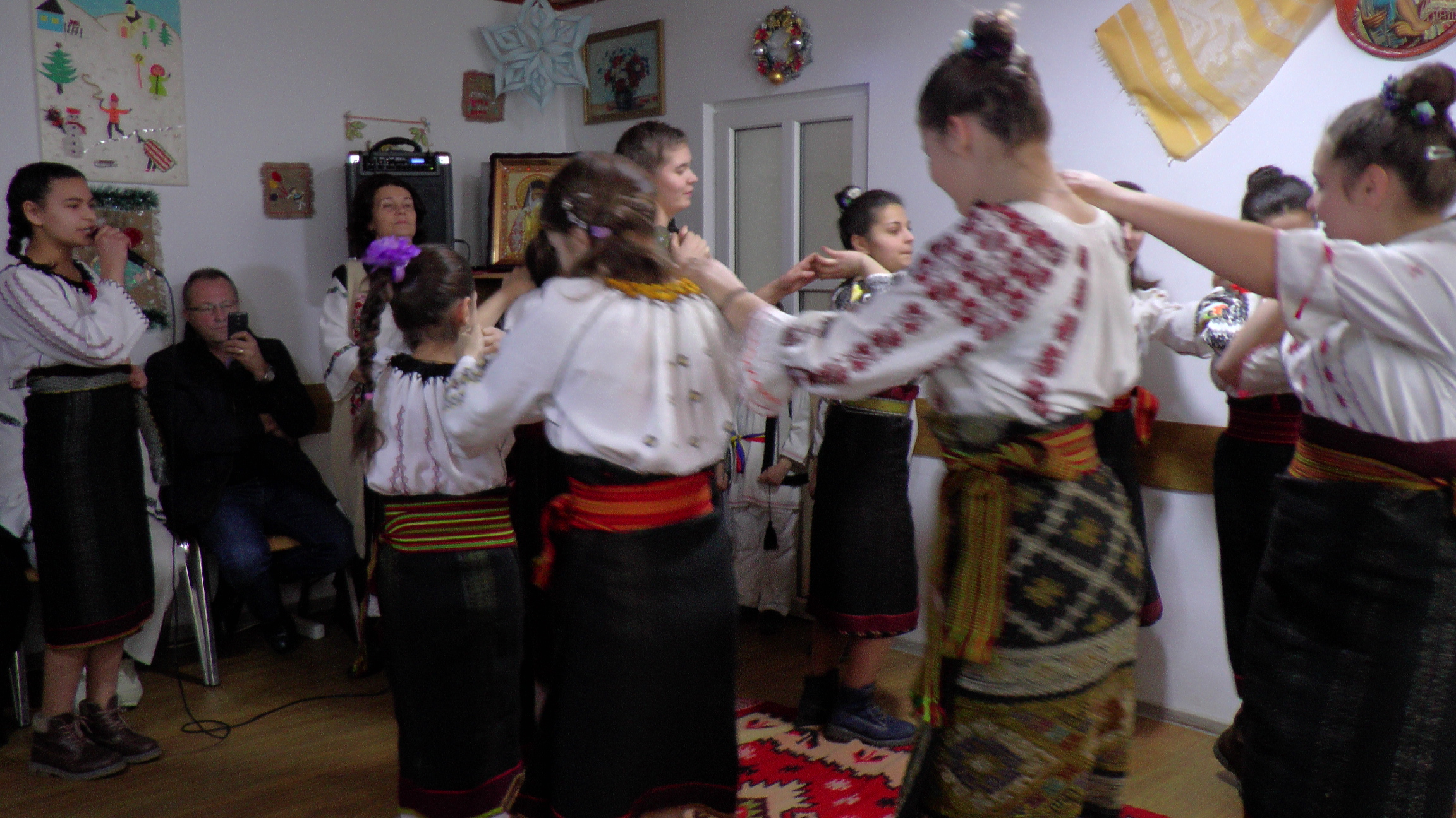 Spectacol de obiceiuri populare la Dolhasca