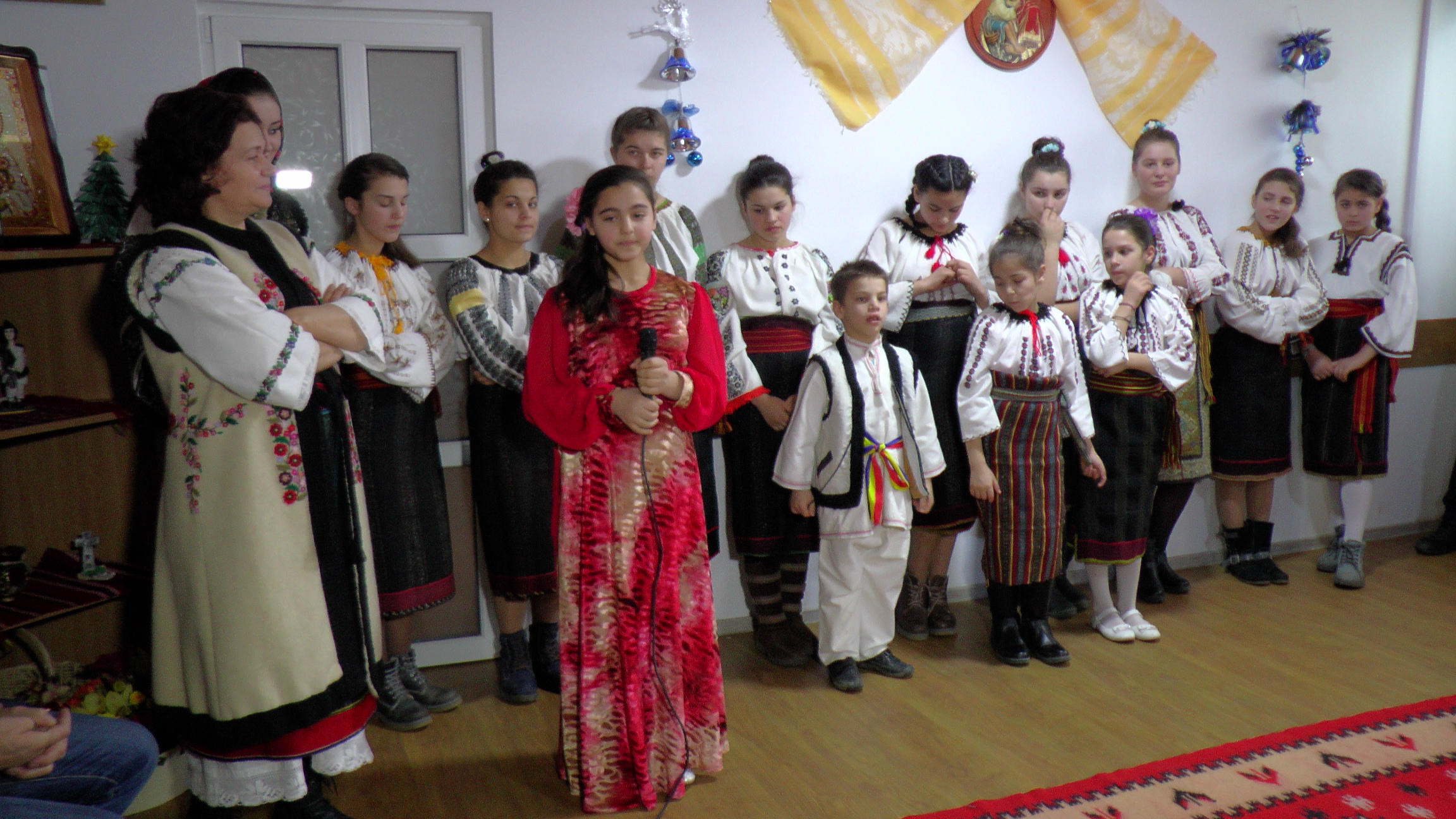 Spectacol de obiceiuri populare la Dolhasca