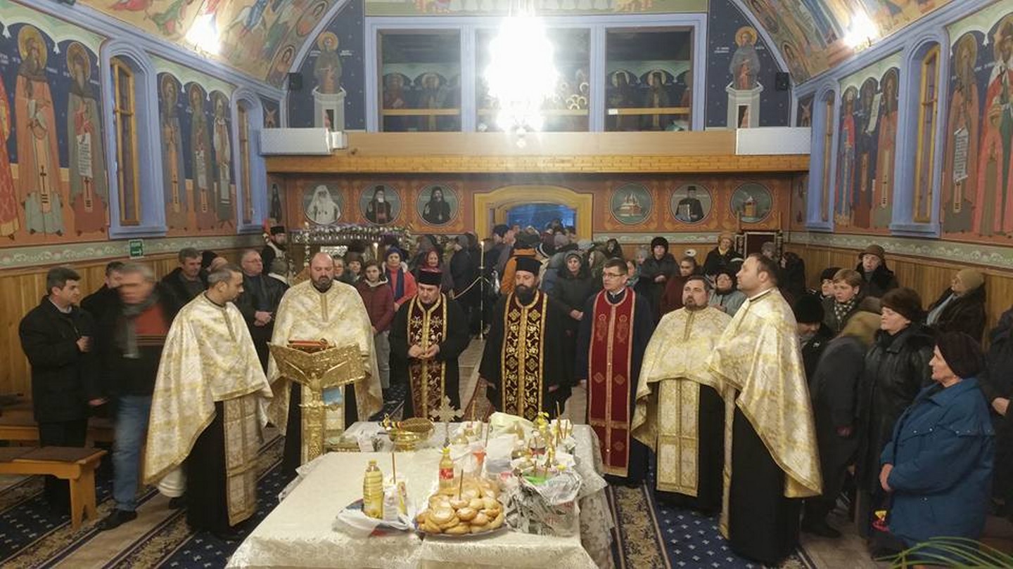 Pelerinaj cu prilejul hramului Bisericii „Sfinţii Trei Ierarhi“ din Bacău Pelerinaj cu prilejul hramului Bisericii „Sfinţii Trei Ierarhi“ din Bacău