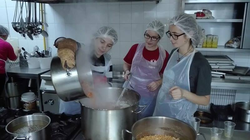 „DAU”, proiectul prin care fetele de la Colegiul „Sfântul Nicolae” gătesc săptămânal pentru oamenii străzii