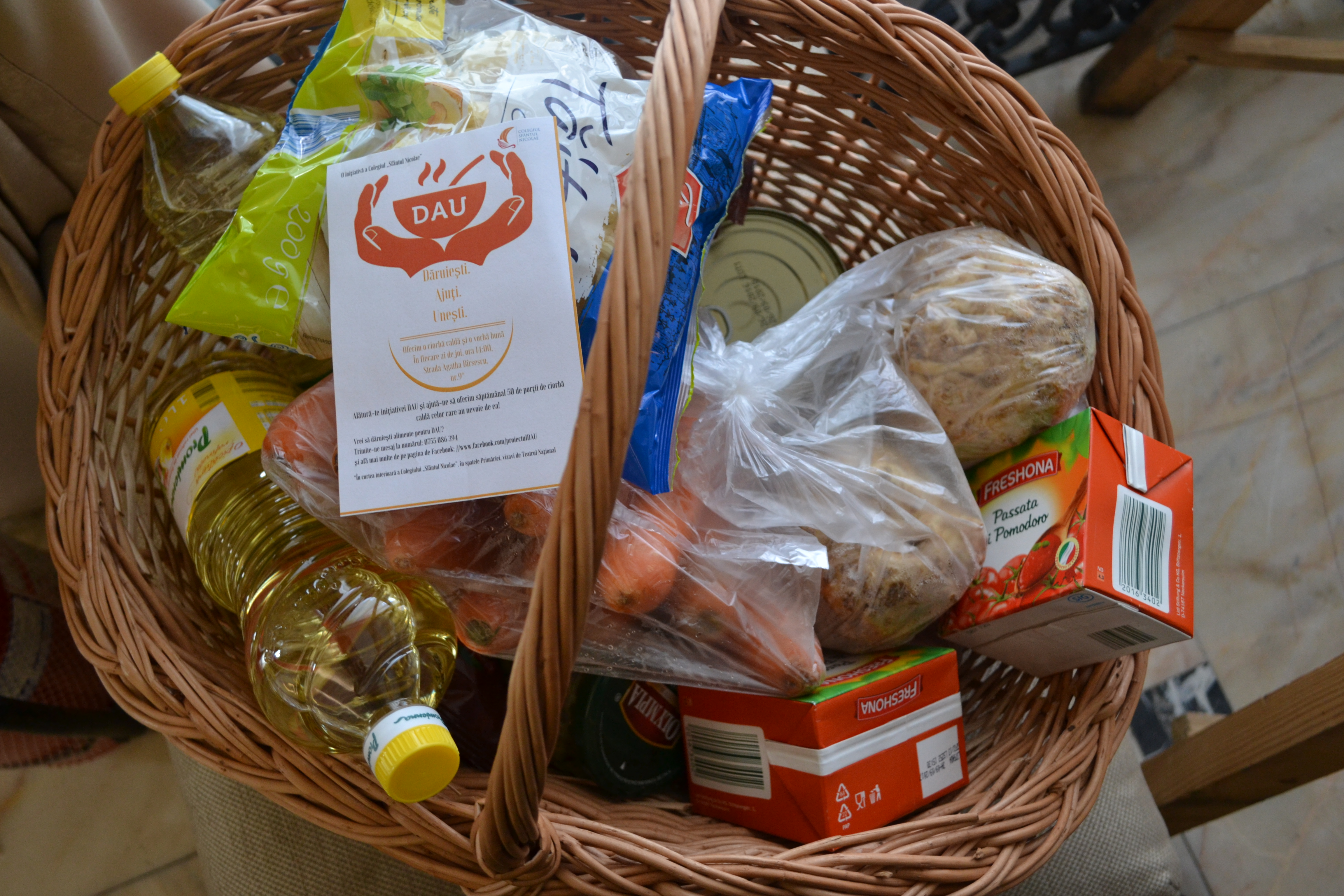 „DAU”, proiectul prin care fetele de la Colegiul „Sfântul Nicolae” gătesc săptămânal pentru oamenii străzii