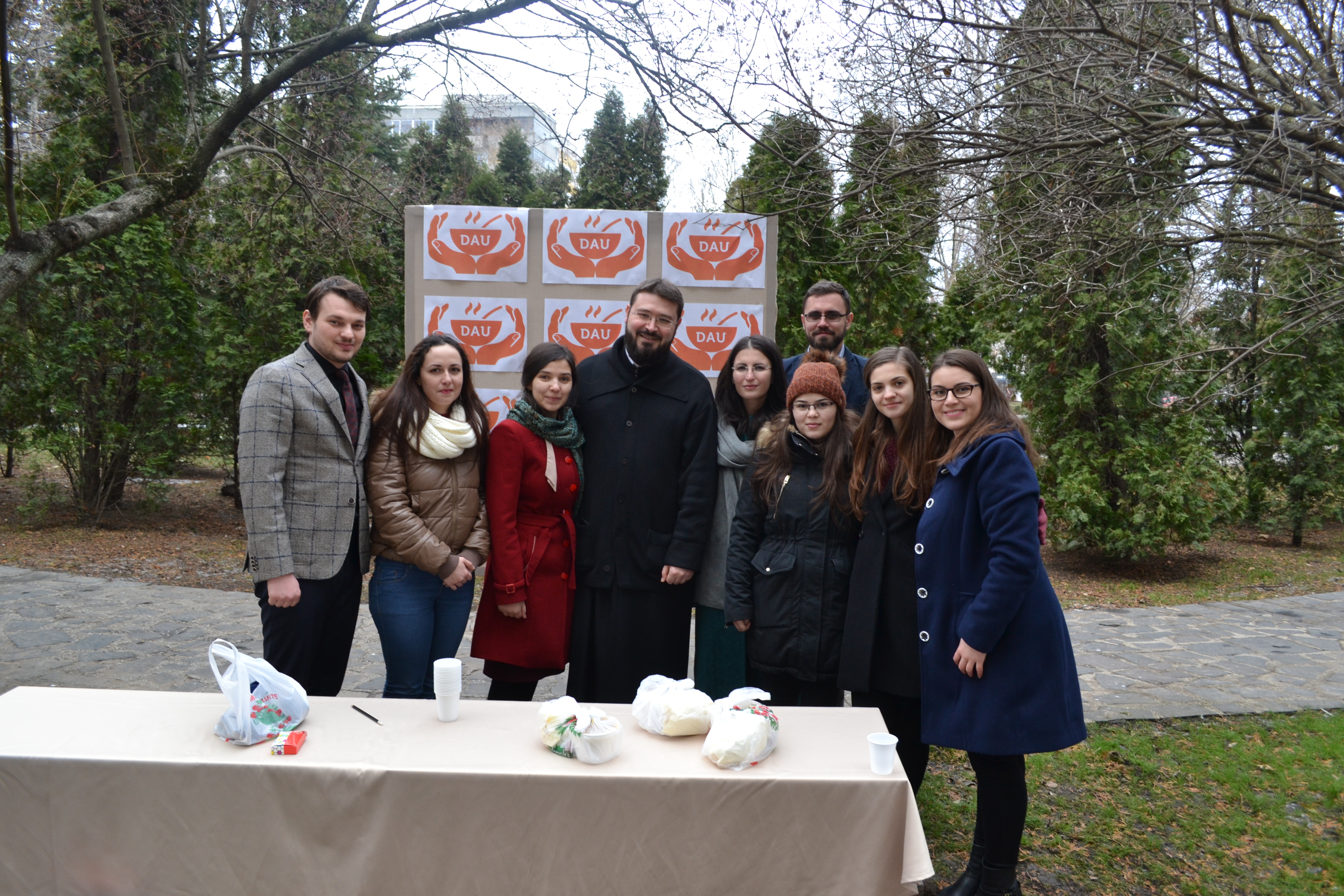 „DAU”, proiectul prin care fetele de la Colegiul „Sfântul Nicolae” gătesc săptămânal pentru oamenii străzii