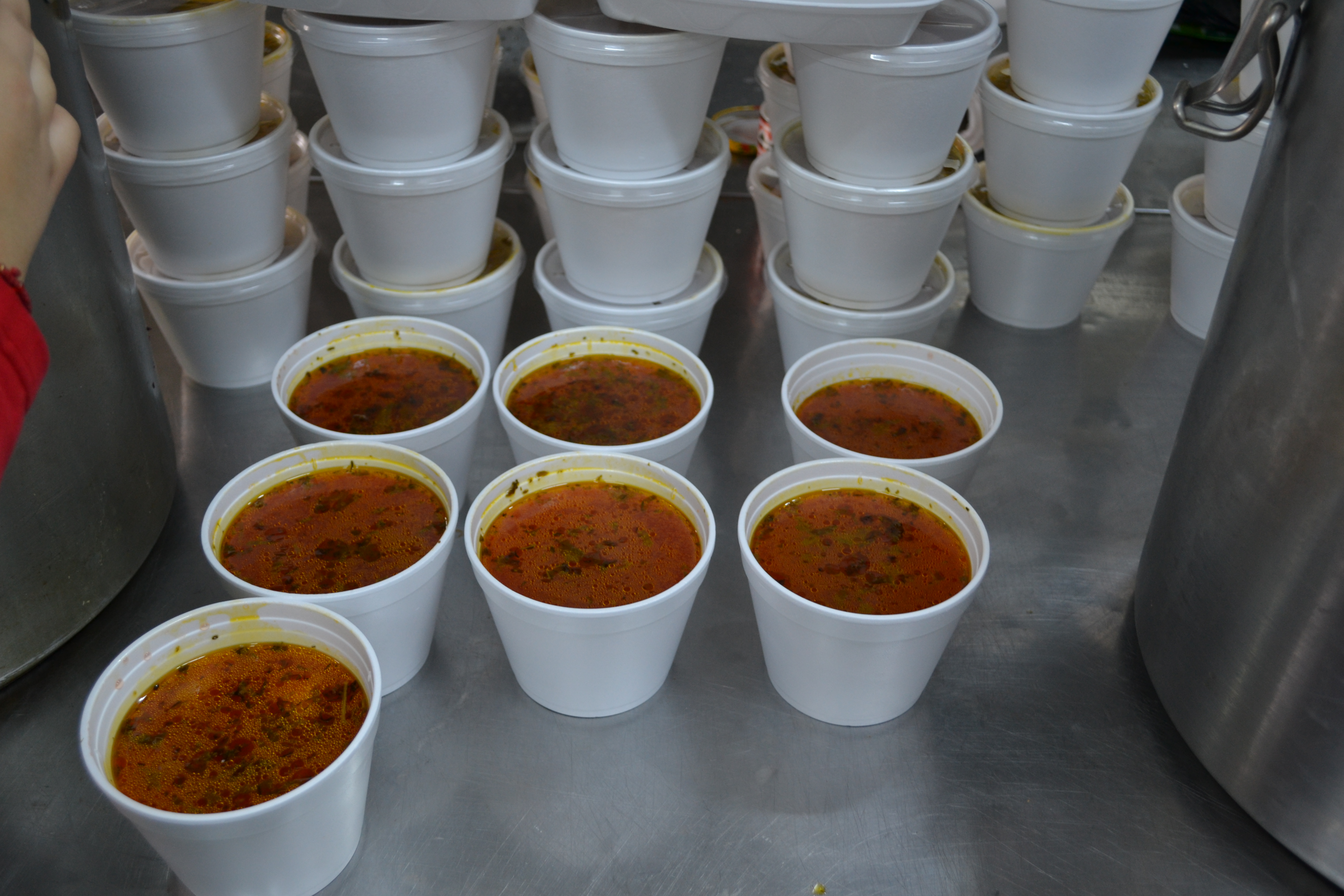 „DAU”, proiectul prin care fetele de la Colegiul „Sfântul Nicolae” gătesc săptămânal pentru oamenii străzii