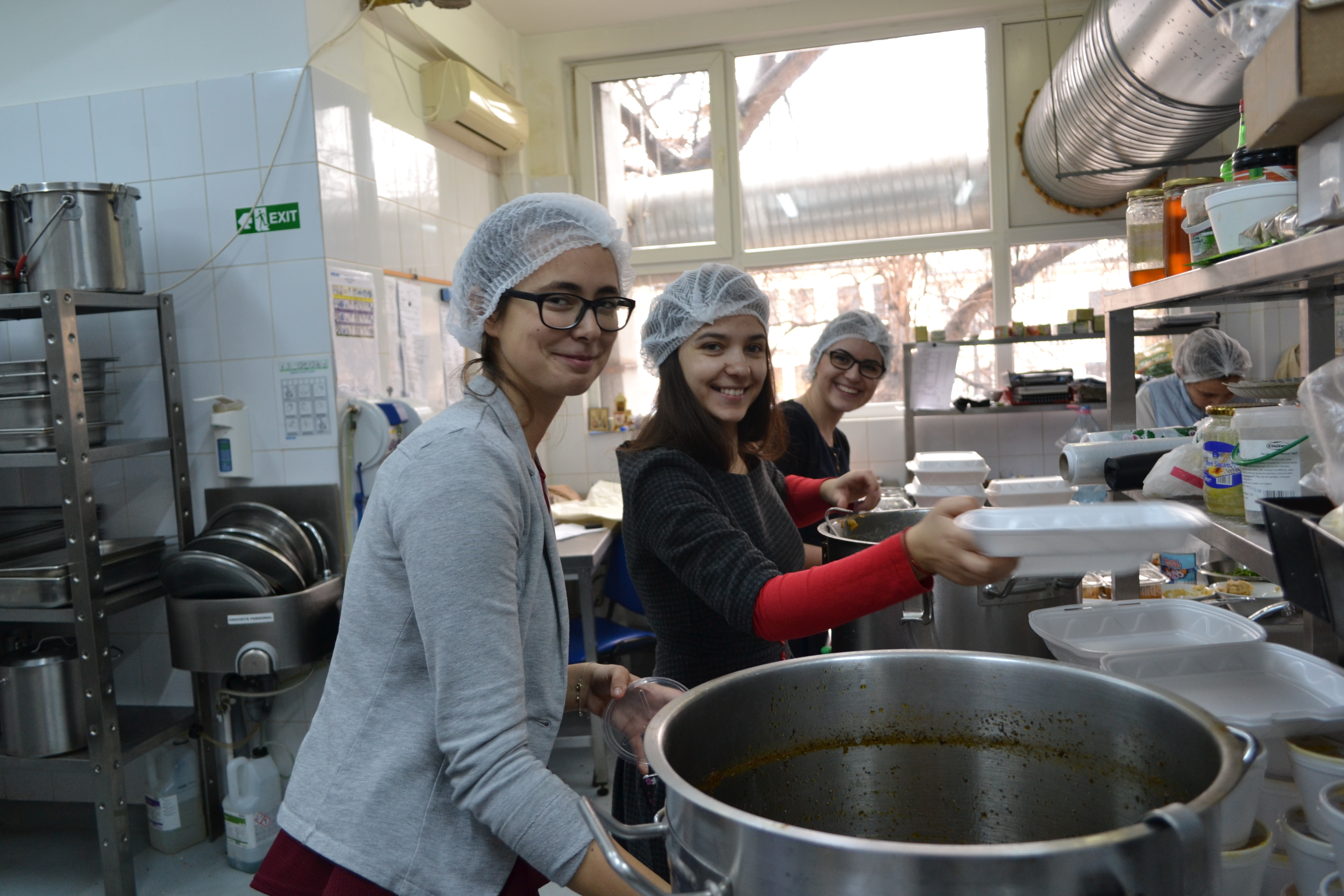 „DAU”, proiectul prin care fetele de la Colegiul „Sfântul Nicolae” gătesc săptămânal pentru oamenii străzii