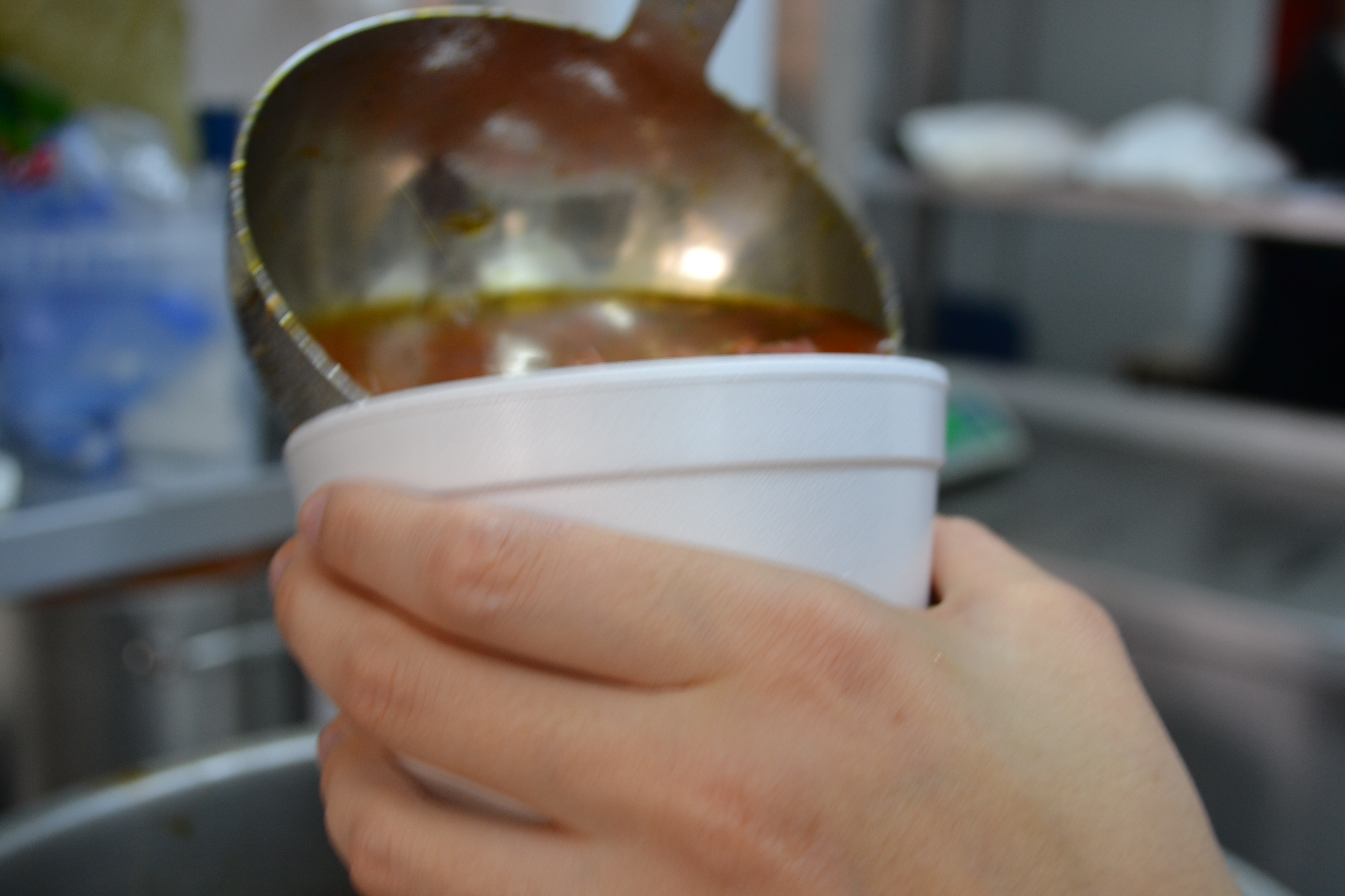 „DAU”, proiectul prin care fetele de la Colegiul „Sfântul Nicolae” gătesc săptămânal pentru oamenii străzii