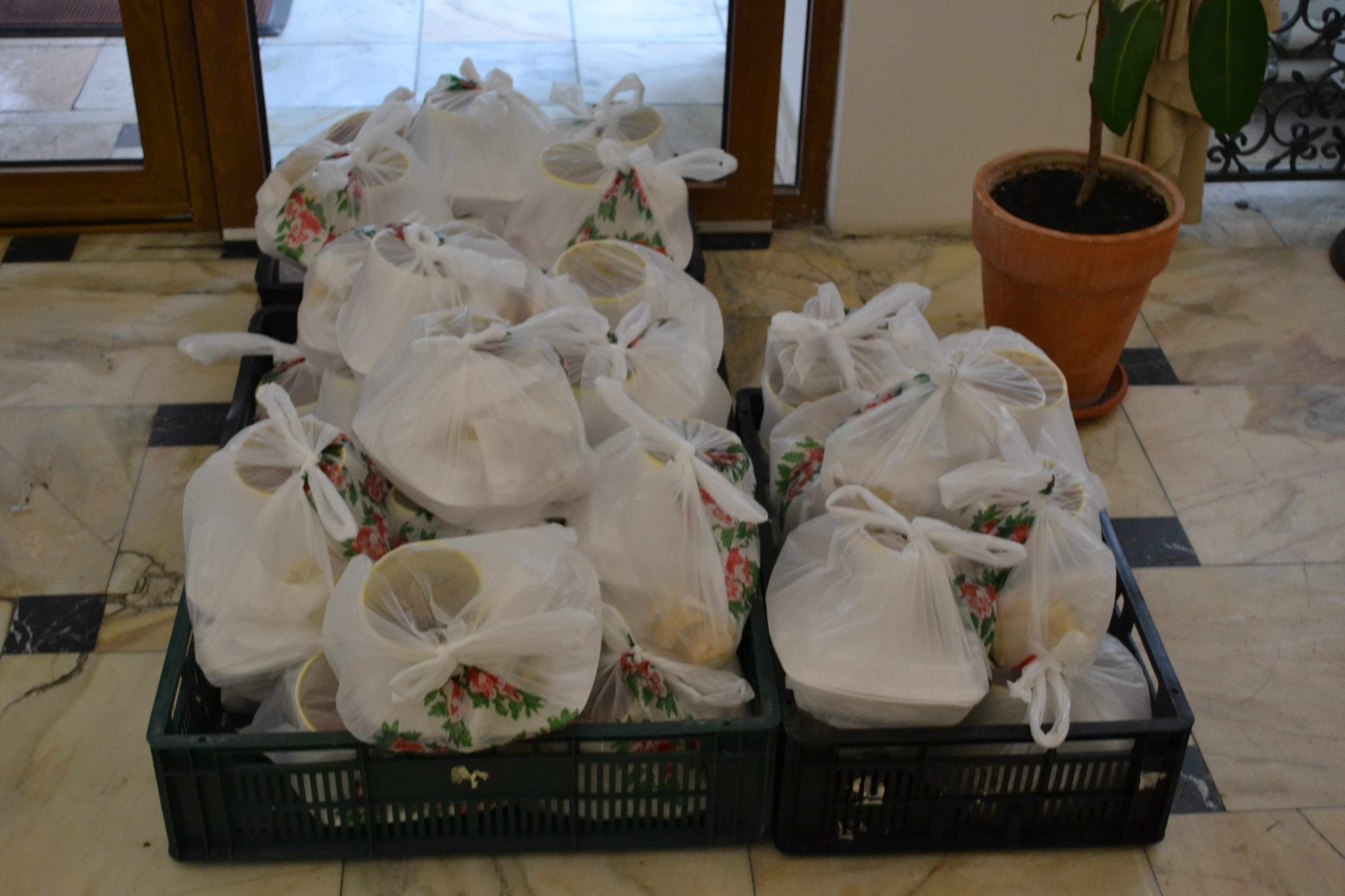 „DAU”, proiectul prin care fetele de la Colegiul „Sfântul Nicolae” gătesc săptămânal pentru oamenii străzii