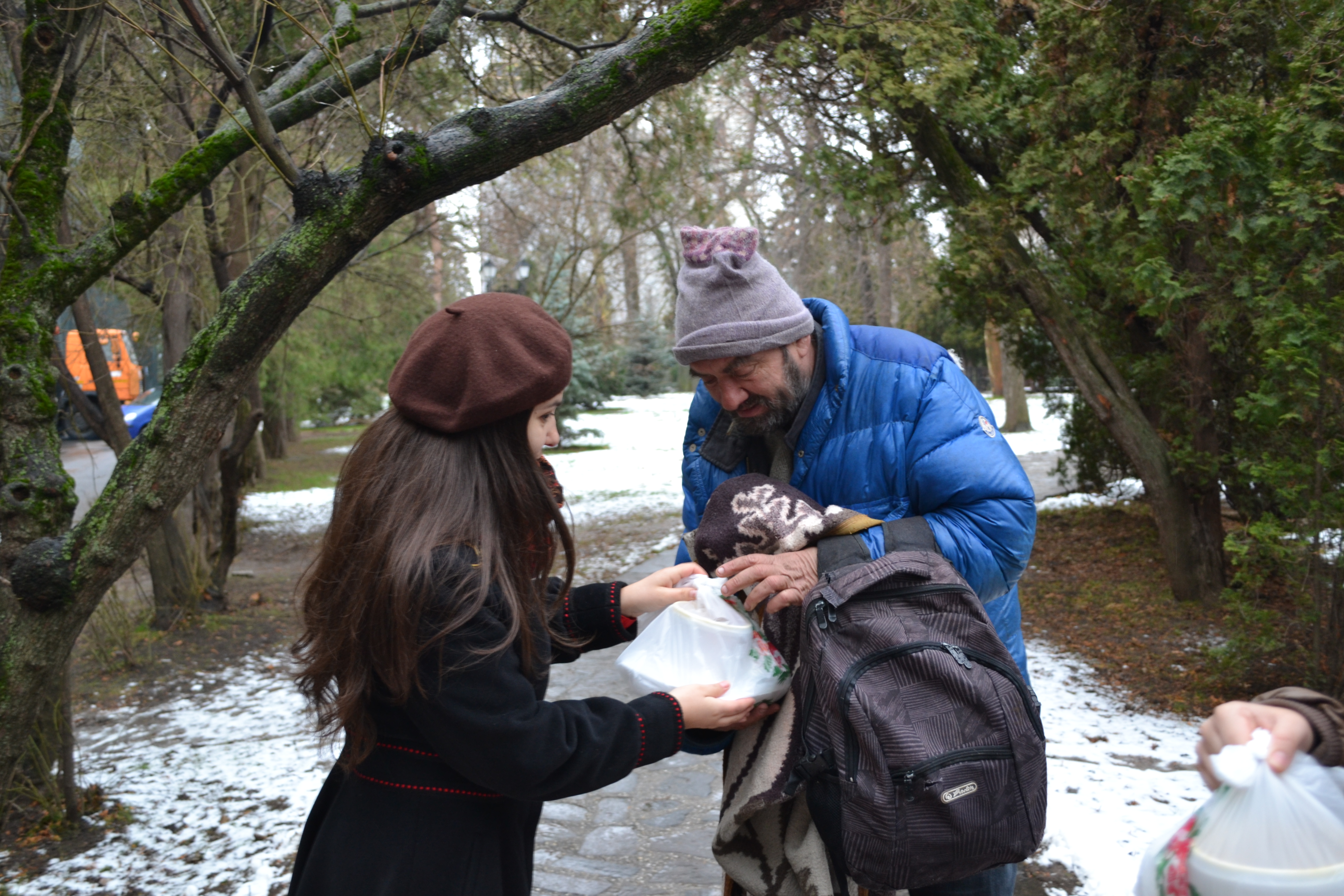 „DAU”, proiectul prin care fetele de la Colegiul „Sfântul Nicolae” gătesc săptămânal pentru oamenii străzii