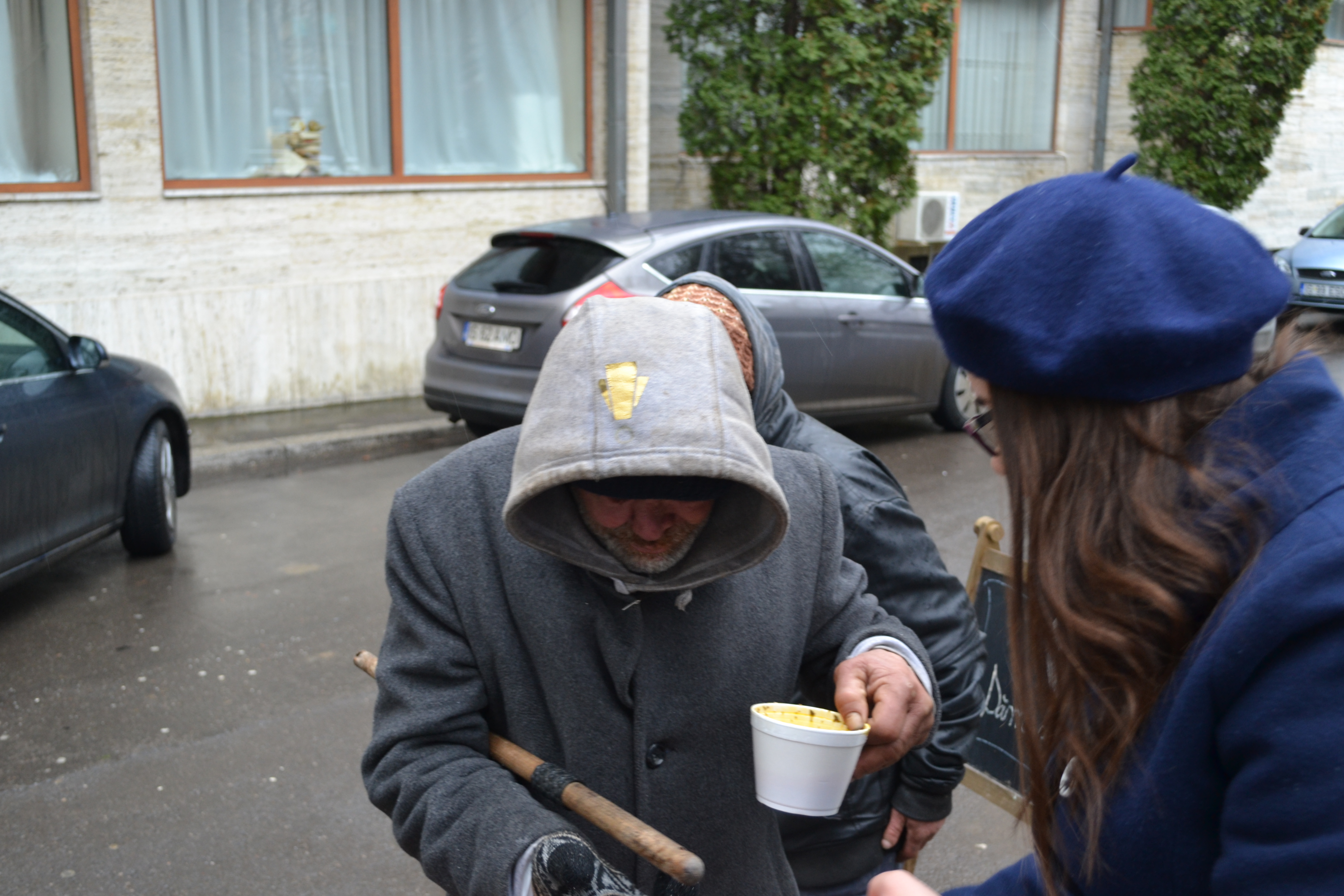 „DAU”, proiectul prin care fetele de la Colegiul „Sfântul Nicolae” gătesc săptămânal pentru oamenii străzii