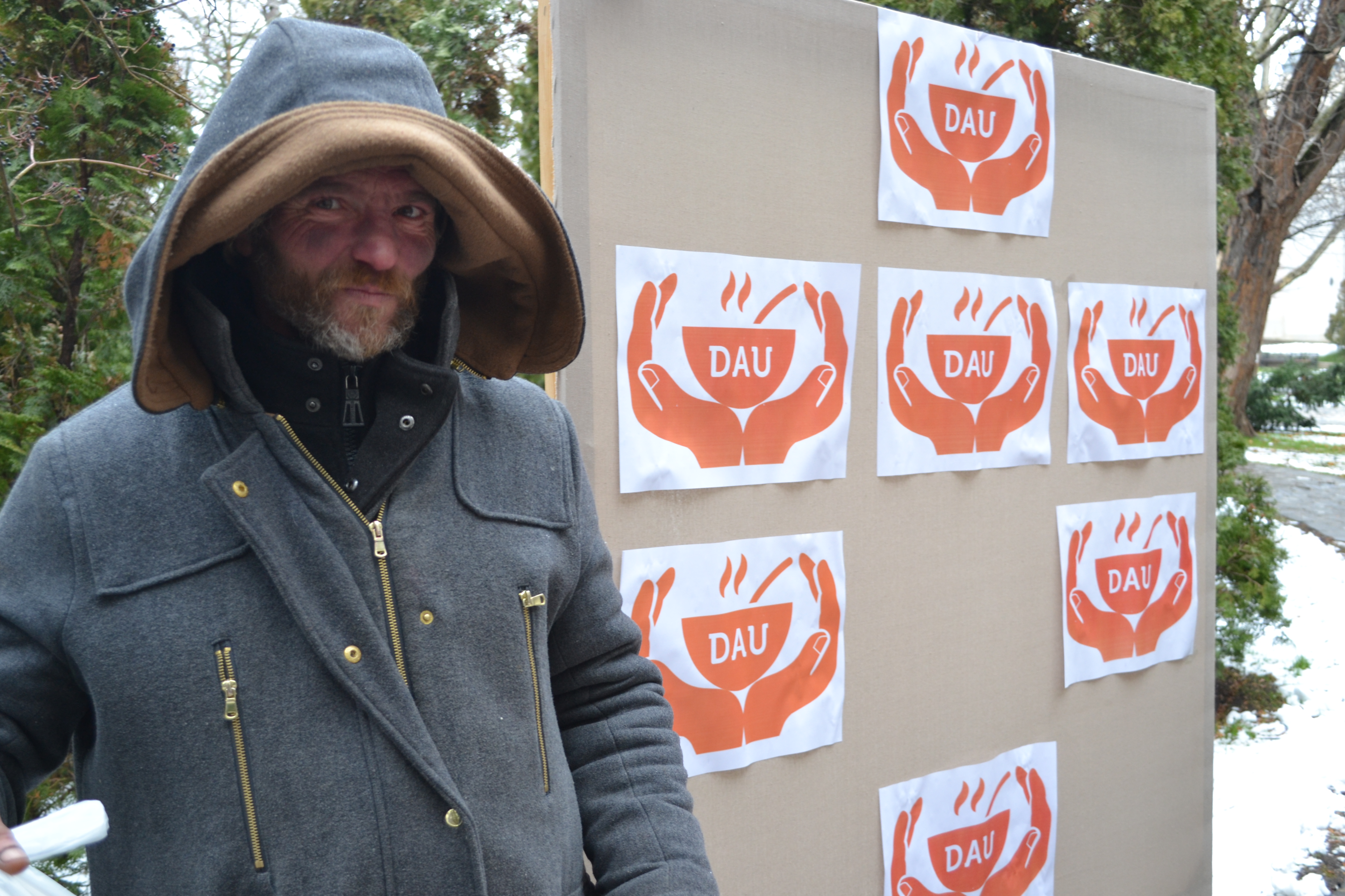 „DAU”, proiectul prin care fetele de la Colegiul „Sfântul Nicolae” gătesc săptămânal pentru oamenii străzii