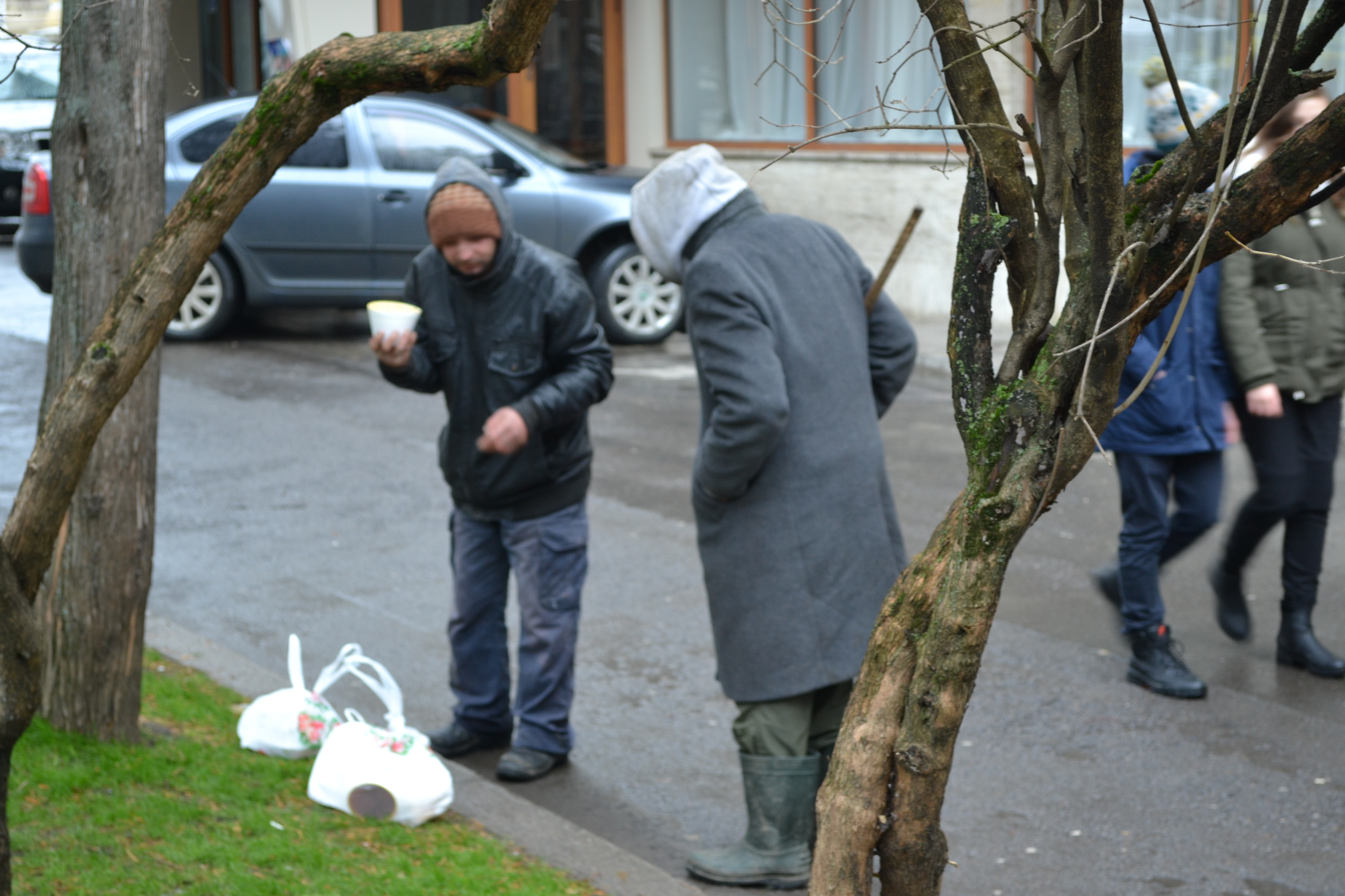 „DAU”, proiectul prin care fetele de la Colegiul „Sfântul Nicolae” gătesc săptămânal pentru oamenii străzii