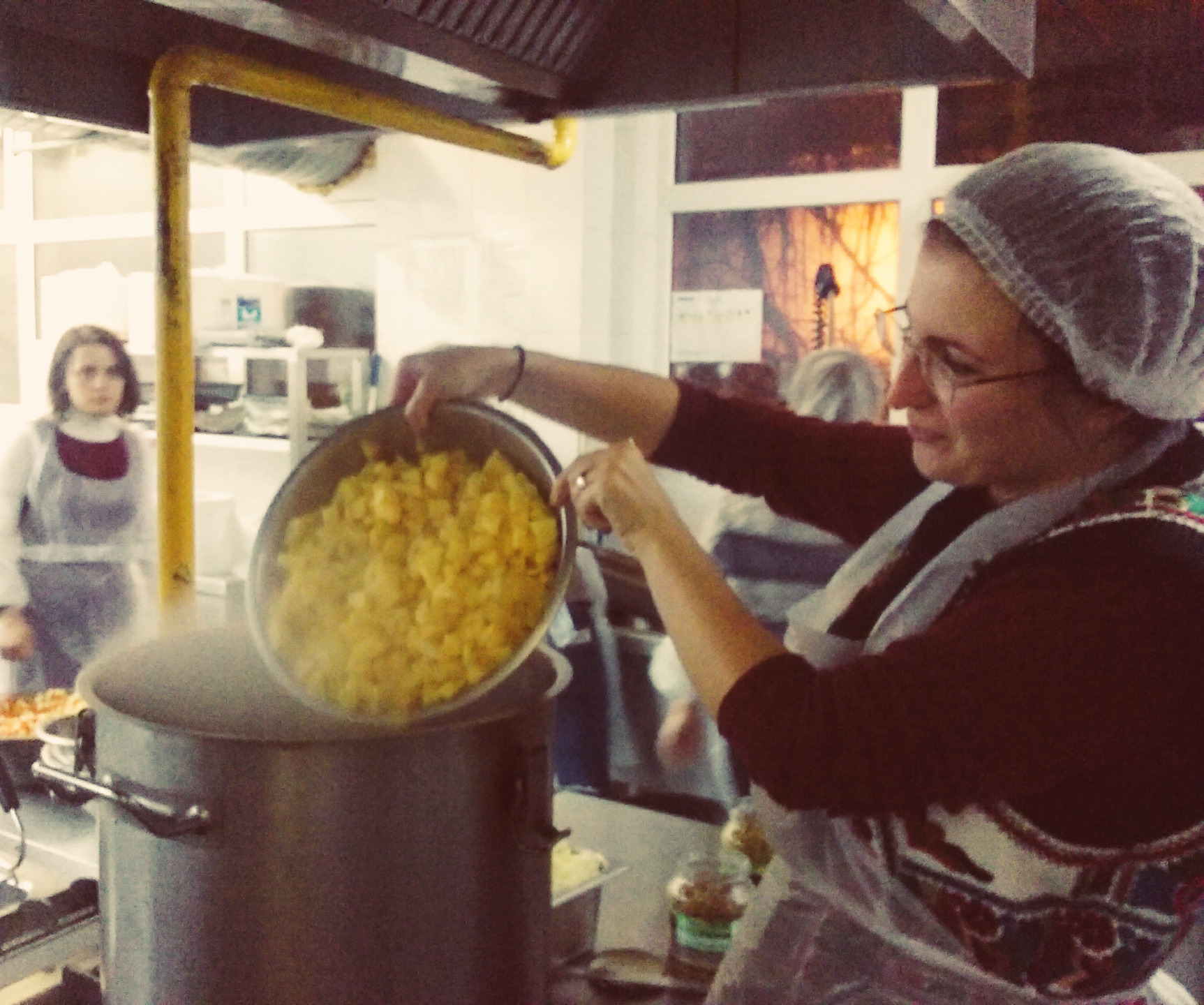 „DAU”, proiectul prin care fetele de la Colegiul „Sfântul Nicolae” gătesc săptămânal pentru oamenii străzii