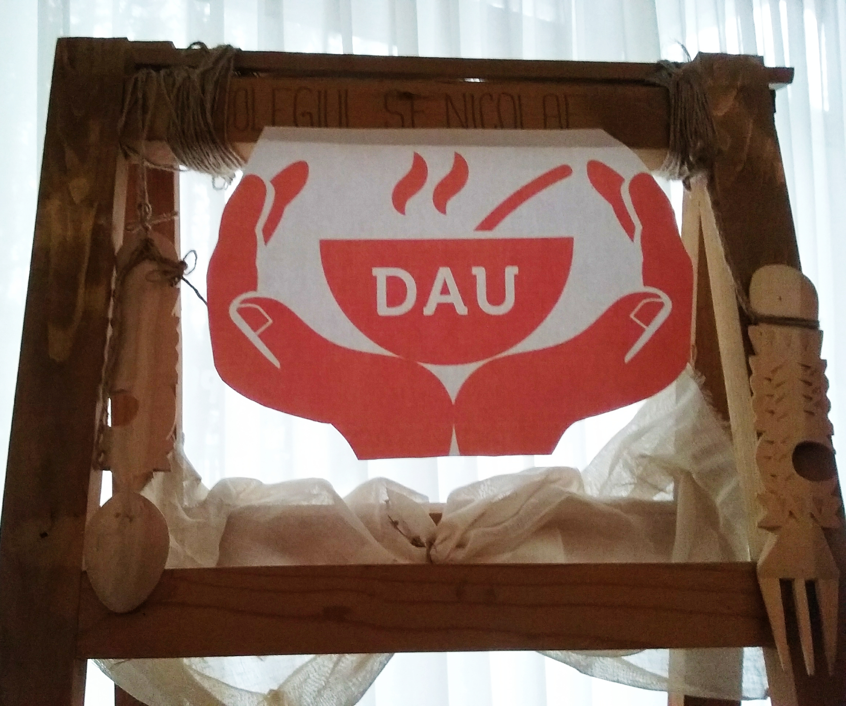 „DAU”, proiectul prin care fetele de la Colegiul „Sfântul Nicolae” gătesc săptămânal pentru oamenii străzii