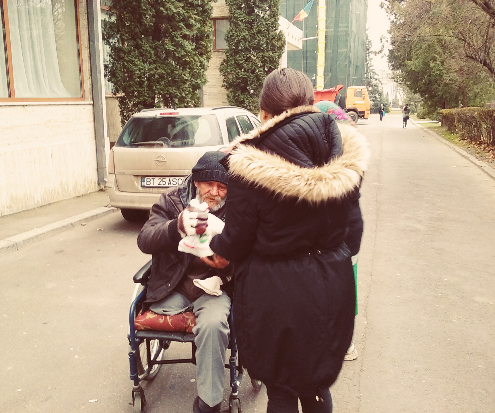 „DAU”, proiectul prin care fetele de la Colegiul „Sfântul Nicolae” gătesc săptămânal pentru oamenii străzii