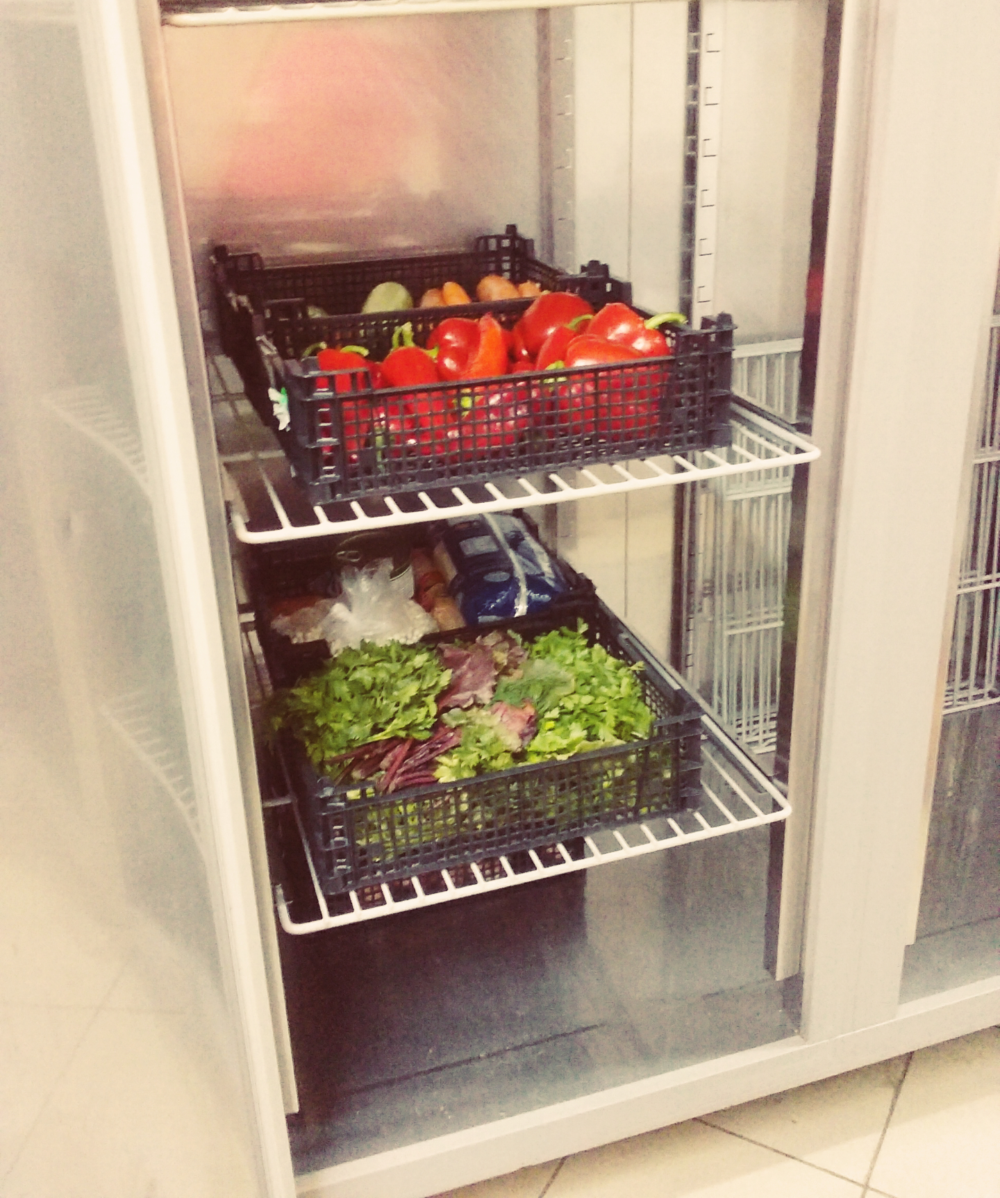 „DAU”, proiectul prin care fetele de la Colegiul „Sfântul Nicolae” gătesc săptămânal pentru oamenii străzii