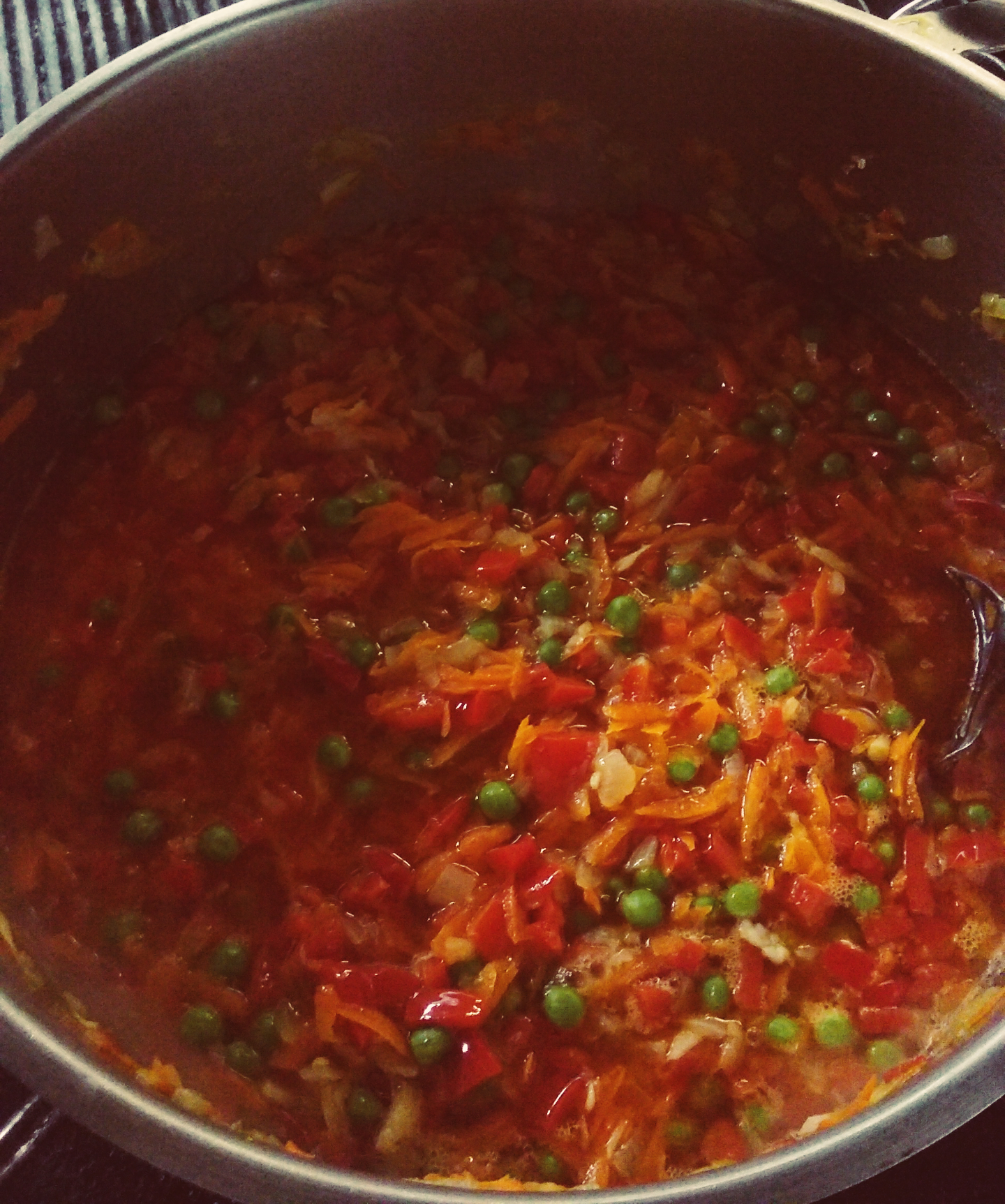 „DAU”, proiectul prin care fetele de la Colegiul „Sfântul Nicolae” gătesc săptămânal pentru oamenii străzii