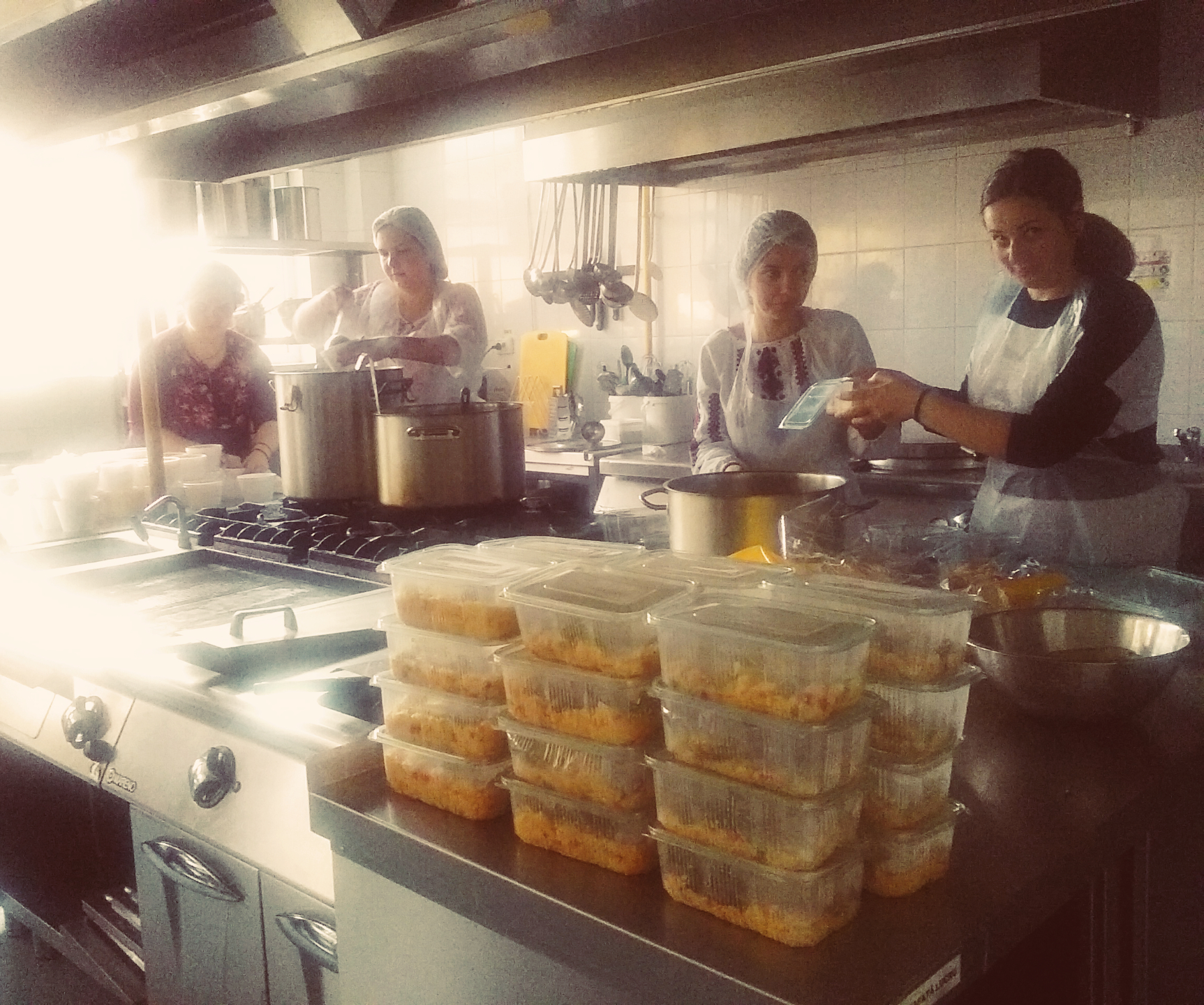 „DAU”, proiectul prin care fetele de la Colegiul „Sfântul Nicolae” gătesc săptămânal pentru oamenii străzii