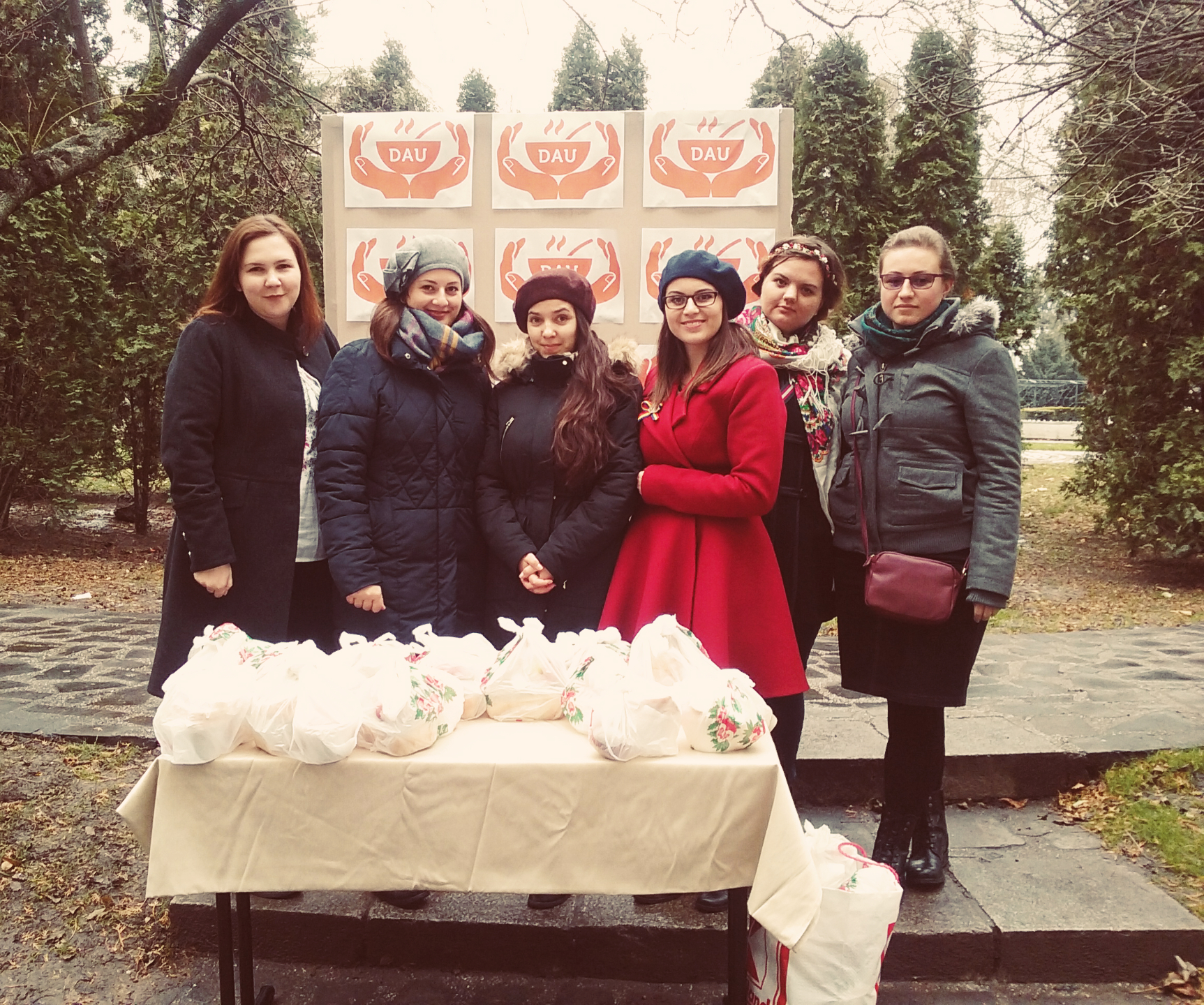 „DAU”, proiectul prin care fetele de la Colegiul „Sfântul Nicolae” gătesc săptămânal pentru oamenii străzii