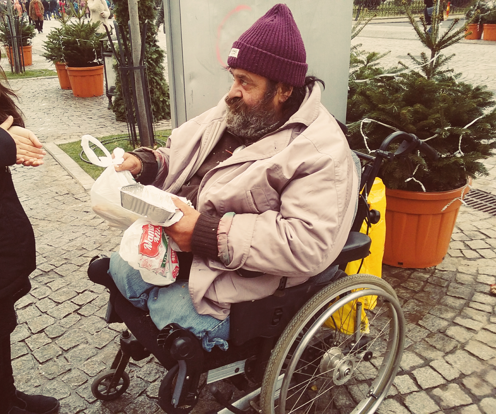 „DAU”, proiectul prin care fetele de la Colegiul „Sfântul Nicolae” gătesc săptămânal pentru oamenii străzii