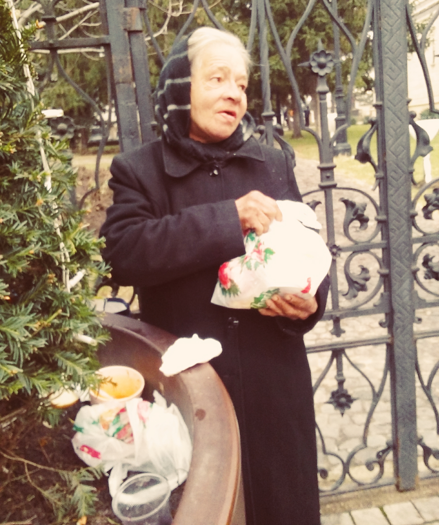 „DAU”, proiectul prin care fetele de la Colegiul „Sfântul Nicolae” gătesc săptămânal pentru oamenii străzii