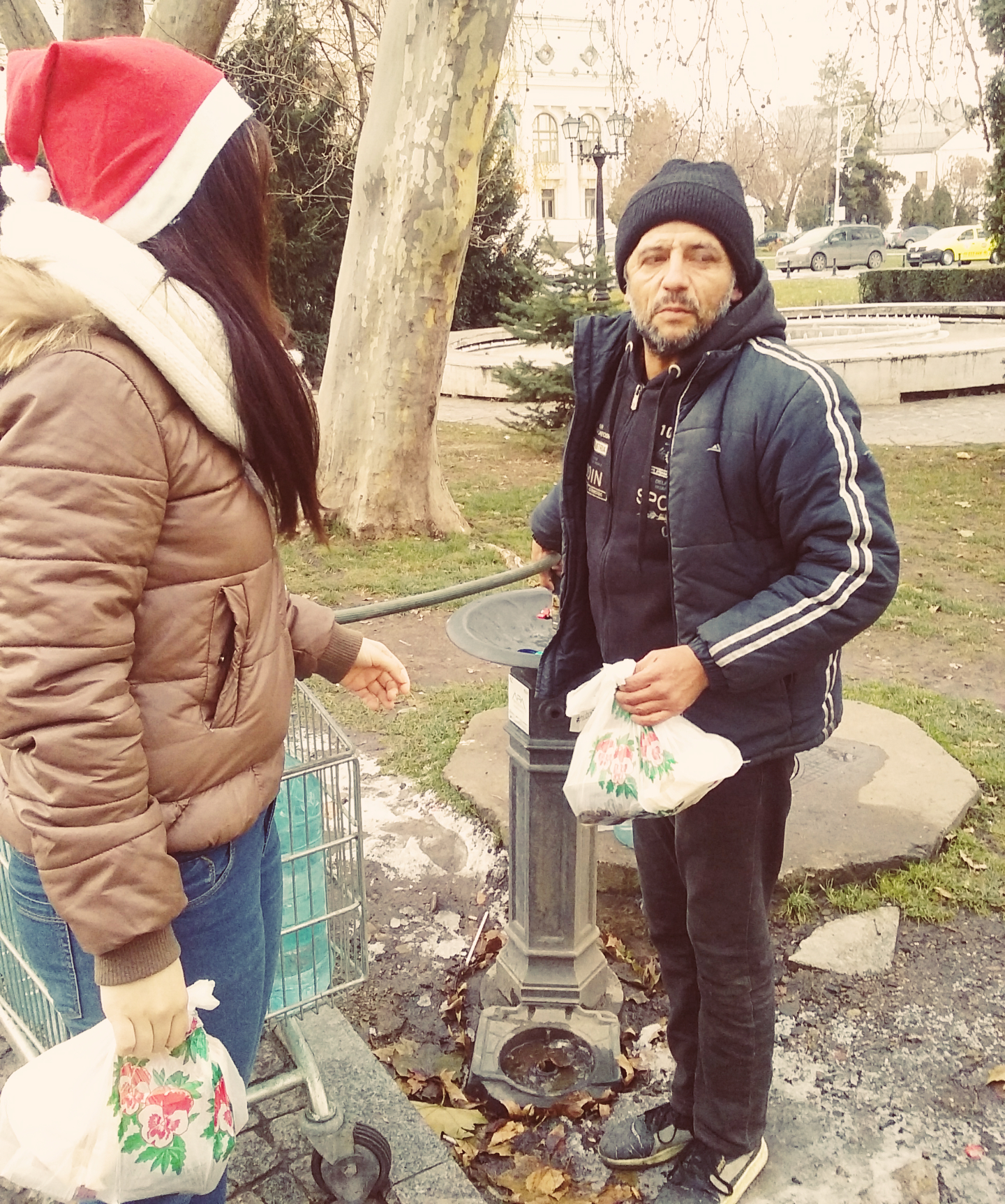 „DAU”, proiectul prin care fetele de la Colegiul „Sfântul Nicolae” gătesc săptămânal pentru oamenii străzii