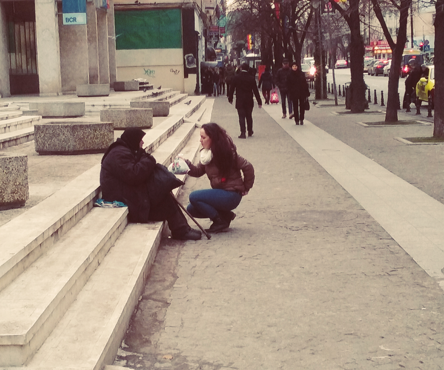 „DAU”, proiectul prin care fetele de la Colegiul „Sfântul Nicolae” gătesc săptămânal pentru oamenii străzii