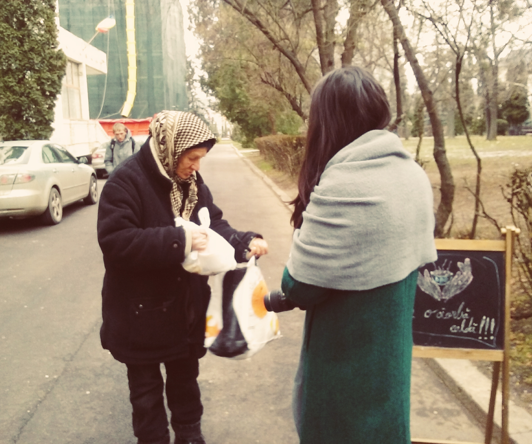 „DAU”, proiectul prin care fetele de la Colegiul „Sfântul Nicolae” gătesc săptămânal pentru oamenii străzii