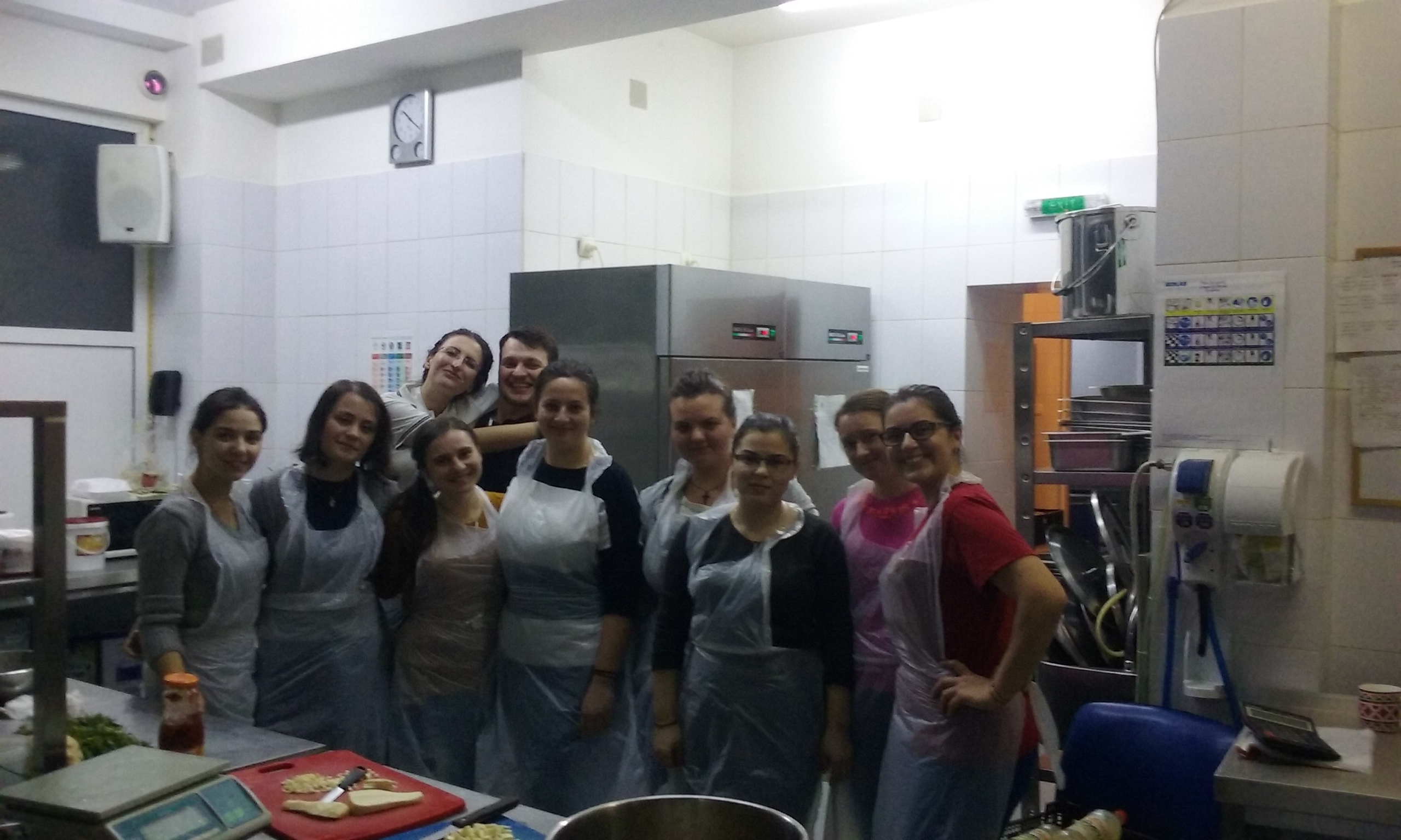 „DAU”, proiectul prin care fetele de la Colegiul „Sfântul Nicolae” gătesc săptămânal pentru oamenii străzii